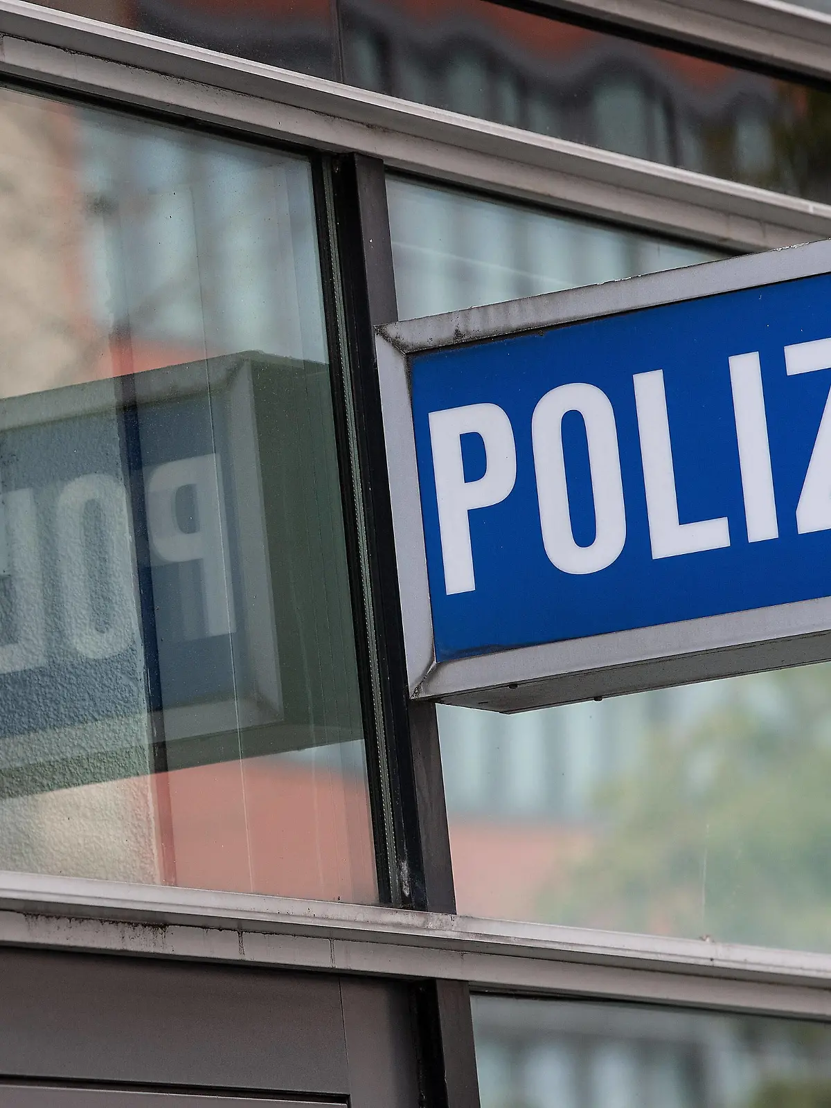 03.09.2020, xjhx, Lokales, Blaulicht, Polizei, 1. Polizeirevier Frankfurt Innenstadt Die Polizeiwache steht im Zusammenhang mit Drohmails, die an zahlreiche Personen, darunter auch Politiker und Anwaelte verschickt wurden. Die e-Mails waren mit NSU 2.0 signiert, die Personenbesogenen Daten der Empfänger wurden von Computern der Frankfurter Polizei angefragt. deloka, emonline, delahe Frankfurt am Main *** 03 09 2020, xjhx, local, blue light, police, 1 Frankfurt city centre police station The police station is connected with threatening e-mails that were sent to numerous people, including politicians and lawyers The e-mails were signed with NSU 2 0, the personal data of the recipients were requested by computers of the Frankfurt police del 