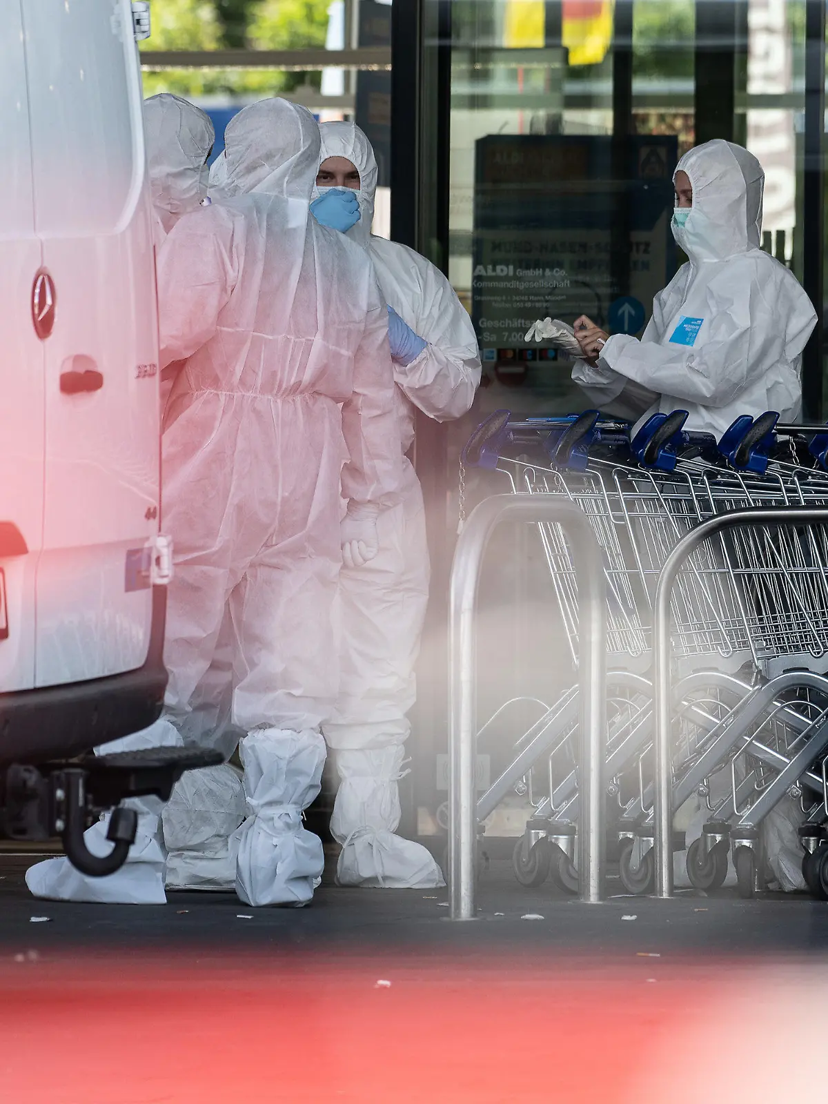 07.06.2022, Hessen, Schwalmstadt: Kriminaltechniker stehen vor einem Einkaufsmarkt. Die Polizei geht im Fall der tödlichen Schüsse in einem Supermarkt in Schwalmstadt davon aus, dass ein Mann zuerst eine Frau und sich danach selbst getötet hat. (zu dpa Schüsse in Einkaufsmarkt: Mann tötete Frau, dann sich selbst) Foto: Swen Pförtner/dpa +++ dpa-Bildfunk +++