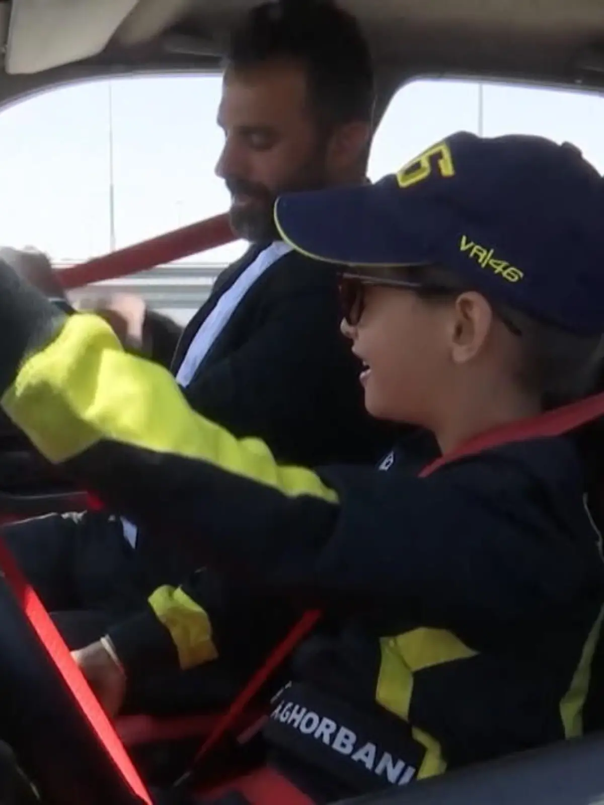 Mohsen Ghorbanis siebenjährige Tochter hat ein ungewöhnliches Hobby: Anstatt mit Puppen „spielt“ die Iranerin nämlich am liebsten mit dem Peugeot ihres Vaters. Ihr größter Traum ist es, Rennfahrerin zu werden – und da sich früh übt, fährt sie regelmäßig mit Papas Auto herum.