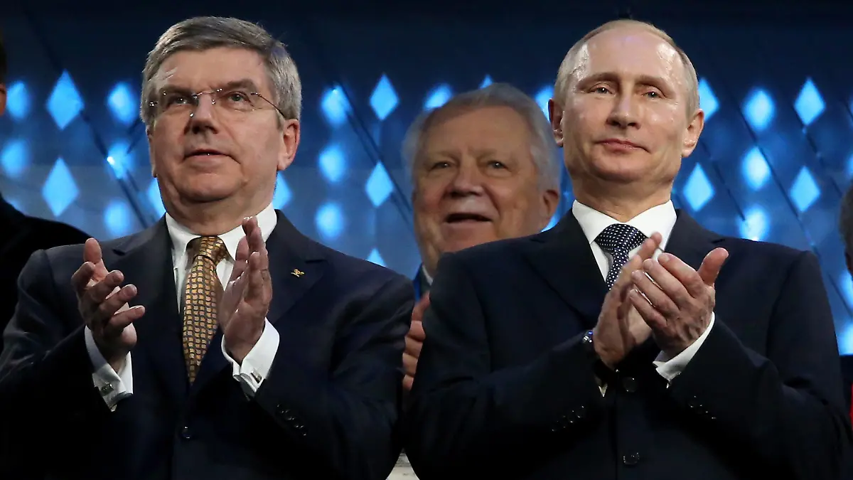 FILE - epa04097836 Russian President Vladimir Putin (R) and IOC President Thomas Bach during the Closing Ceremony of the Sochi 2014 Olympic Games at the Fisht Olympic Stadium, Sochi, Russia, 23 February 2014. EPA/Tatyana Zenkovich (zu dpa-Meldung: «IOC: Kein Komplett-Ausschluss Russlands von Olympia in Rio» vom 24.07.2016) +++(c) dpa - Bildfunk+++