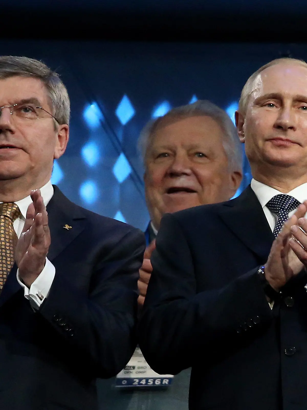 FILE - epa04097836 Russian President Vladimir Putin (R) and IOC President Thomas Bach during the Closing Ceremony of the Sochi 2014 Olympic Games at the Fisht Olympic Stadium, Sochi, Russia, 23 February 2014. EPA/Tatyana Zenkovich (zu dpa-Meldung: «IOC: Kein Komplett-Ausschluss Russlands von Olympia in Rio» vom 24.07.2016) +++(c) dpa - Bildfunk+++