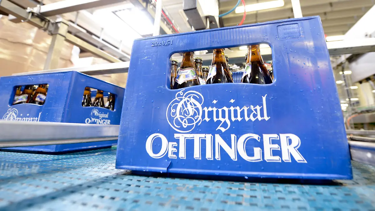 ARCHIV - 31.07.2014, Niedersachsen, Braunschweig: Eine Kiste Oettinger-Bier steht in der Oettinger Brauerei auf einem Transportband. Zum Jahresende 2022 schließt die Oettinger-Brauerei ihren Standort in Gotha. (zu dpa «Oettinger-Brauerei schließt Standort in Gotha») Foto: picture alliance / dpa +++ dpa-Bildfunk +++