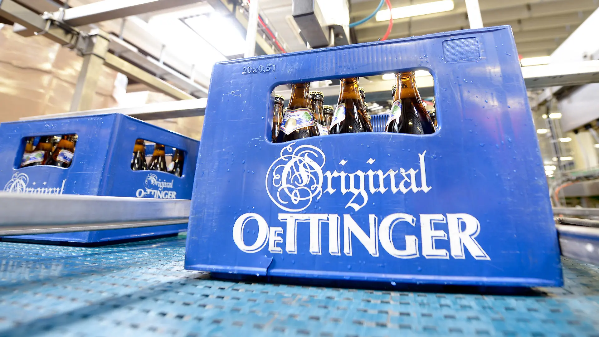ARCHIV - 31.07.2014, Niedersachsen, Braunschweig: Eine Kiste Oettinger-Bier steht in der Oettinger Brauerei auf einem Transportband. Zum Jahresende 2022 schließt die Oettinger-Brauerei ihren Standort in Gotha. (zu dpa «Oettinger-Brauerei schließt Standort in Gotha») Foto: picture alliance / dpa +++ dpa-Bildfunk +++