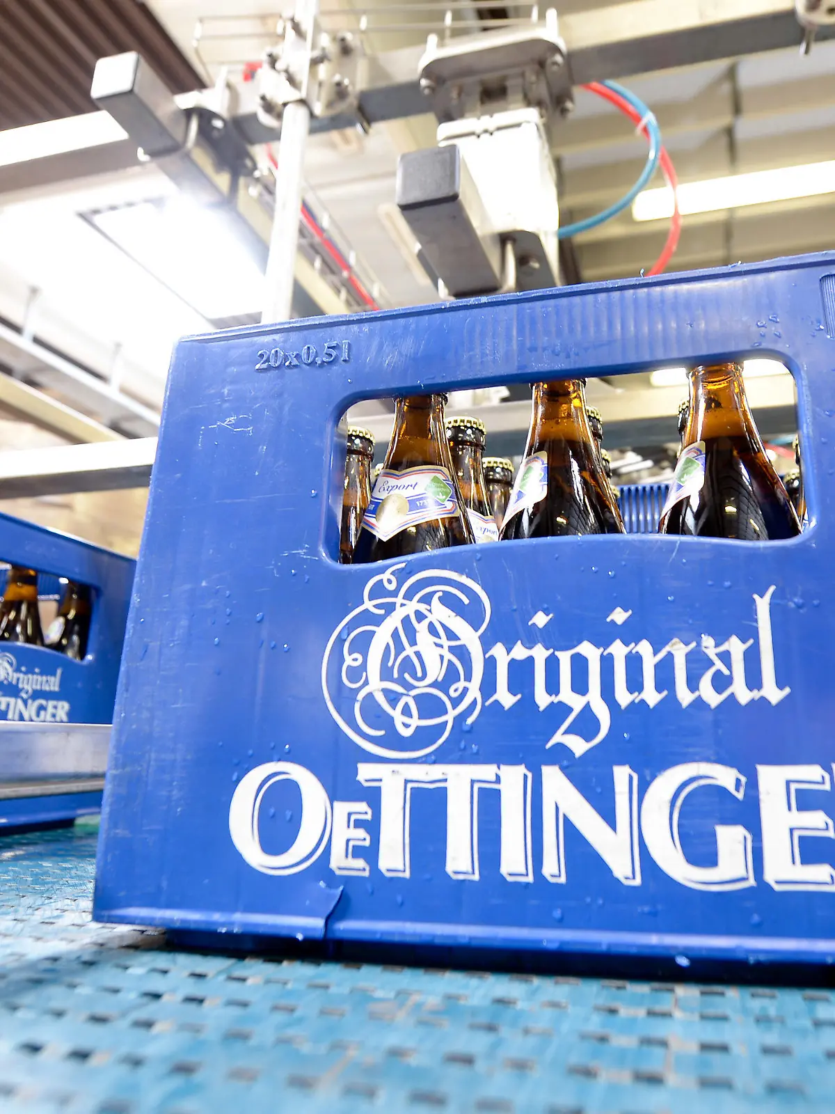 ARCHIV - 31.07.2014, Niedersachsen, Braunschweig: Eine Kiste Oettinger-Bier steht in der Oettinger Brauerei auf einem Transportband. Zum Jahresende 2022 schließt die Oettinger-Brauerei ihren Standort in Gotha. (zu dpa «Oettinger-Brauerei schließt Standort in Gotha») Foto: picture alliance / dpa +++ dpa-Bildfunk +++