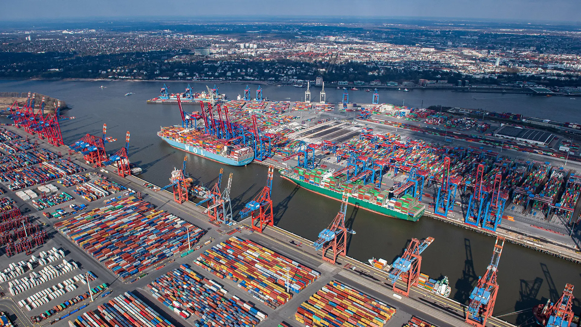 ARCHIV - 05.03.2022, Hamburg: Das Luftbild zeigt zahlreiche Container auf dem HHLA-Container-Terminal Burchardkai (CTB) (r) und dem Containerterminal Eurogate (vorn l) im Hamburger Hafen. (Zu dpa: «Warnstreik der Hafenarbeiter - In Deutschen Seehäfen droht Stillstand») Foto: Daniel Reinhardt/dpa +++ dpa-Bildfunk +++