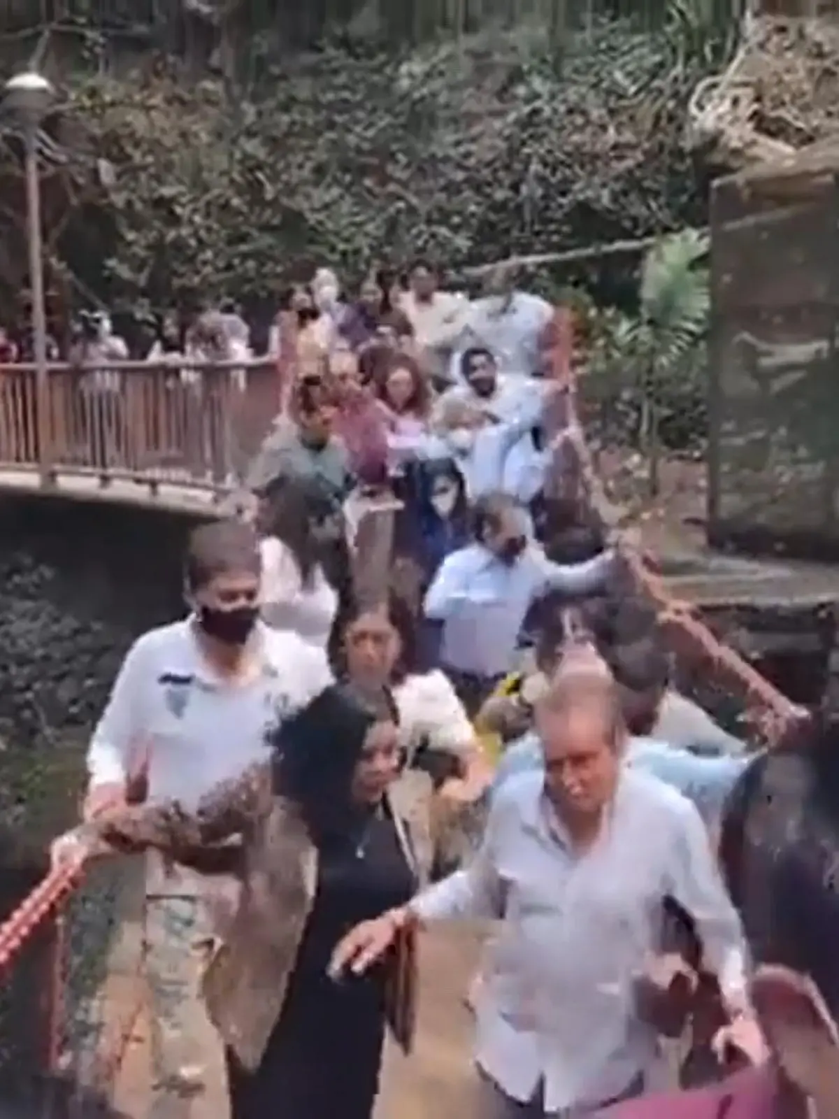 Bei der Wiedereröffnung eines Wanderwegs in Cuernavaca in Mexiko wurden am Dienstag mindestens 14 Menschen verletzt. Eine Hängebrücke bricht unter der Last der darüber laufenden Menschen ein. Die Besucher fallen 3 Meter tief in einen Graben. Es bricht Panik aus. Helfer versuchen sofort den Menschen zu helfen und sie aus dem Graben zu holen. Einige erleiden Knochenbrüche, niemand ist aber schwerer verletzt. Unter den Verletzten waren nach Angaben örtlicher Behörden mehrere Lokalpolitiker und Beamte. Unklar bleibt, wieso die neue Hängebrücke zusammengebrochen ist.