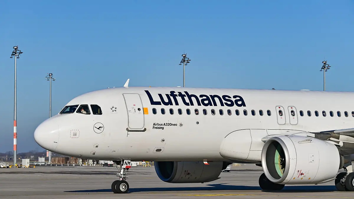 ARCHIV - 28.03.2022, Brandenburg, Schönefeld: Ein Passagierflugzeug der Fluggesellschaft Lufthansa auf dem Areal des Hauptstadtflughafens Berlin-Brandenburg (BER). Am 10.05.2022 findet die Hauptversammlung der Lufthansa statt. Foto: Patrick Pleul/dpa-Zentralbild/dpa +++ dpa-Bildfunk +++