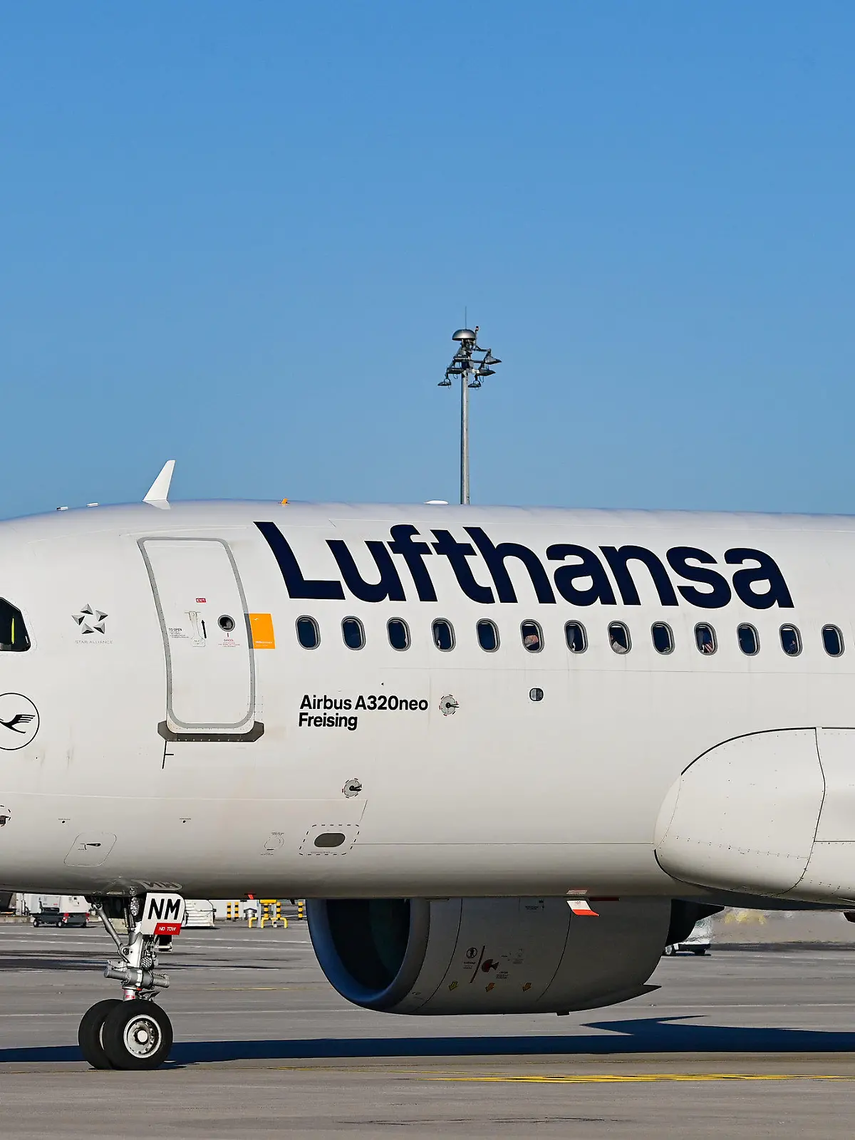 ARCHIV - 28.03.2022, Brandenburg, Schönefeld: Ein Passagierflugzeug der Fluggesellschaft Lufthansa auf dem Areal des Hauptstadtflughafens Berlin-Brandenburg (BER). Am 10.05.2022 findet die Hauptversammlung der Lufthansa statt. Foto: Patrick Pleul/dpa-Zentralbild/dpa +++ dpa-Bildfunk +++