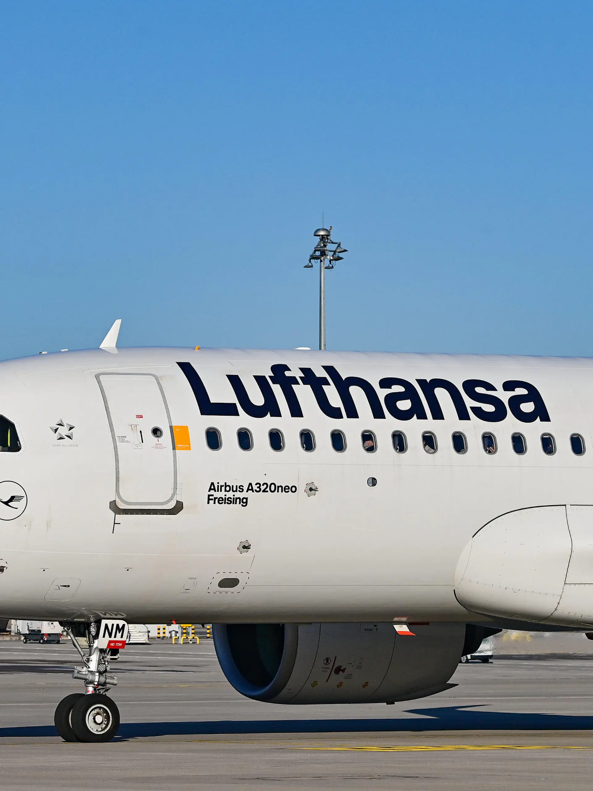 ARCHIV - 28.03.2022, Brandenburg, Schönefeld: Ein Passagierflugzeug der Fluggesellschaft Lufthansa auf dem Areal des Hauptstadtflughafens Berlin-Brandenburg (BER). Am 10.05.2022 findet die Hauptversammlung der Lufthansa statt. Foto: Patrick Pleul/dpa-Zentralbild/dpa +++ dpa-Bildfunk +++