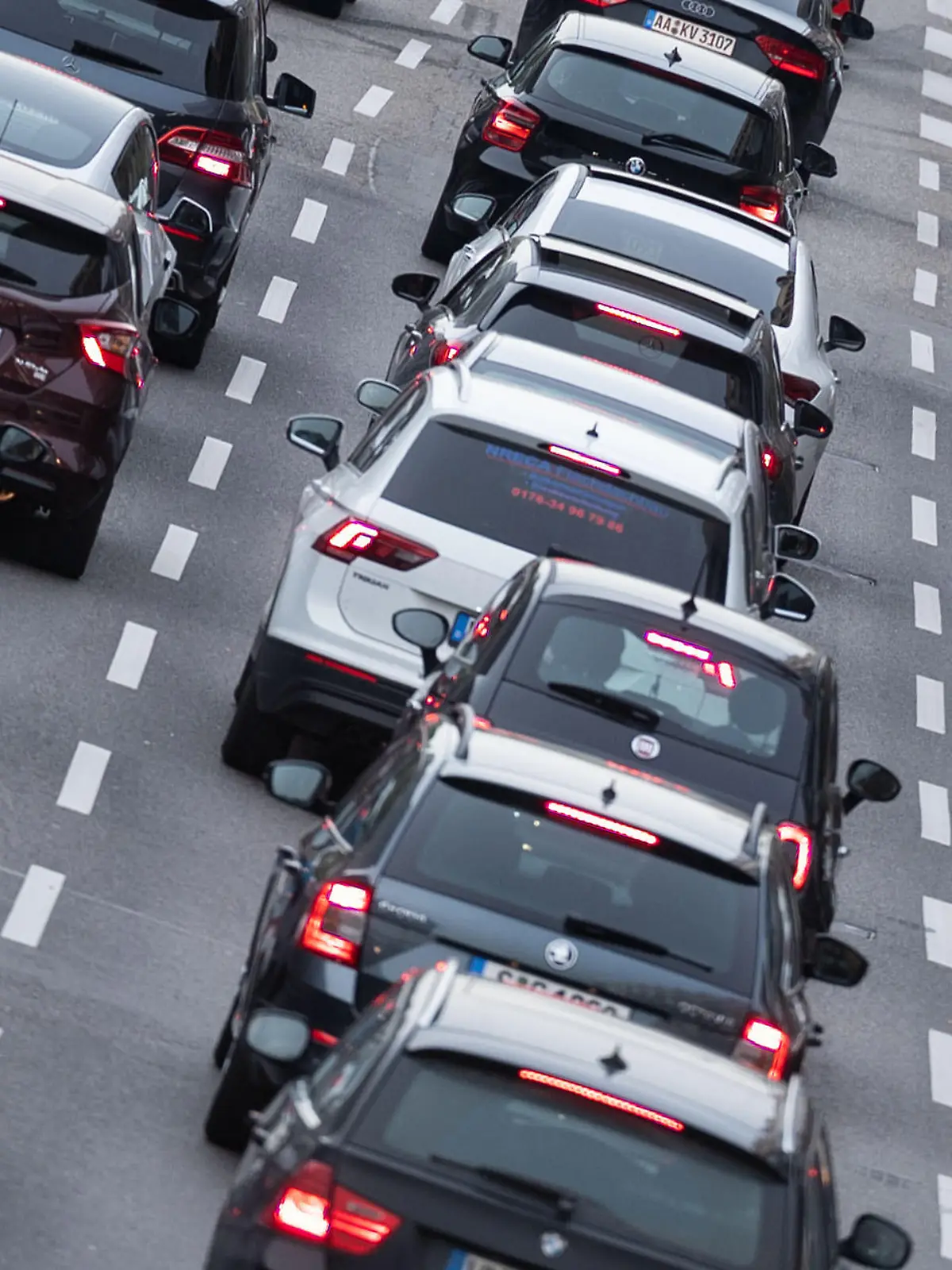 Autos stehen in der Innenstadt im Stau.