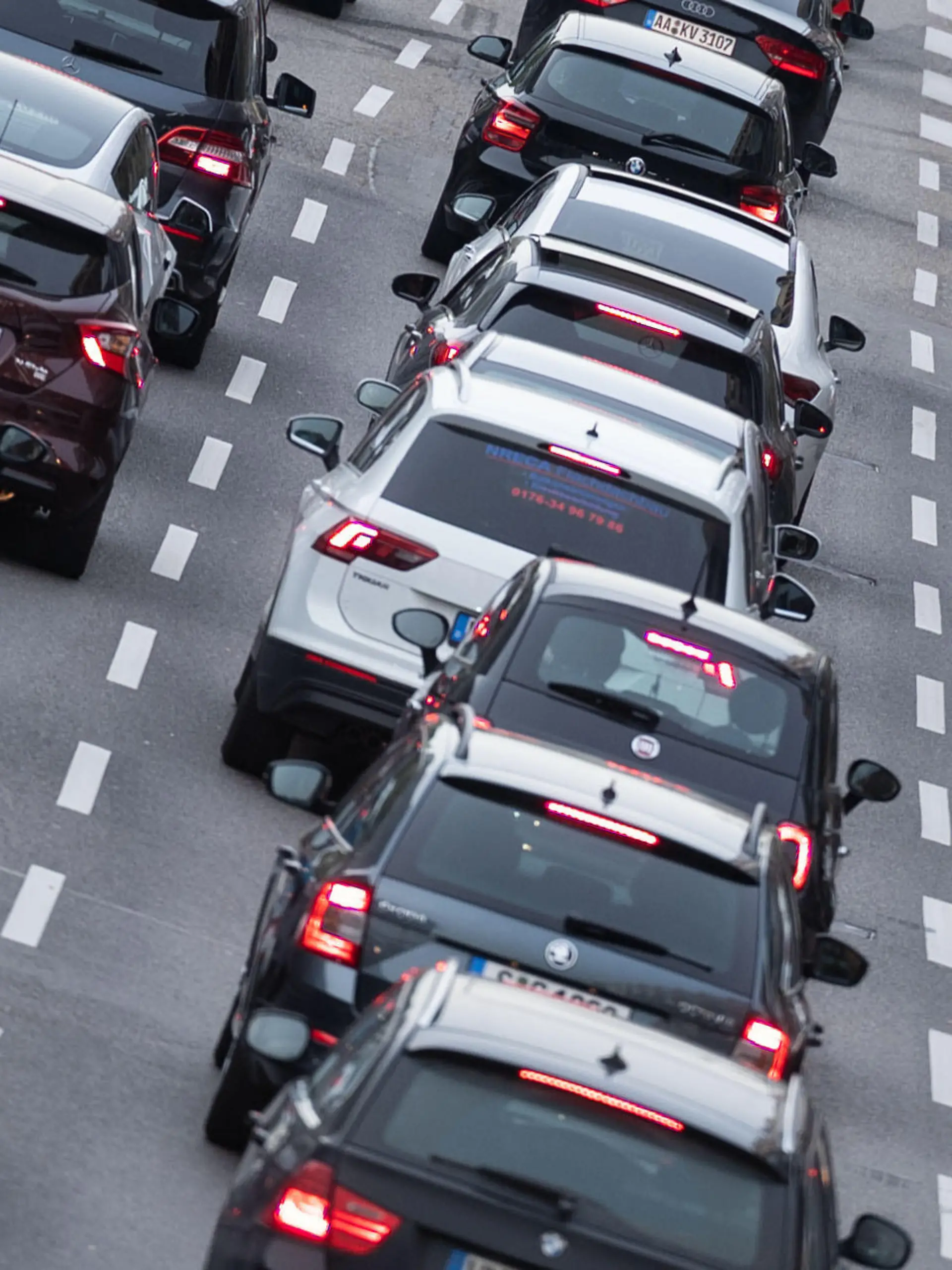Autos stehen in der Innenstadt im Stau.