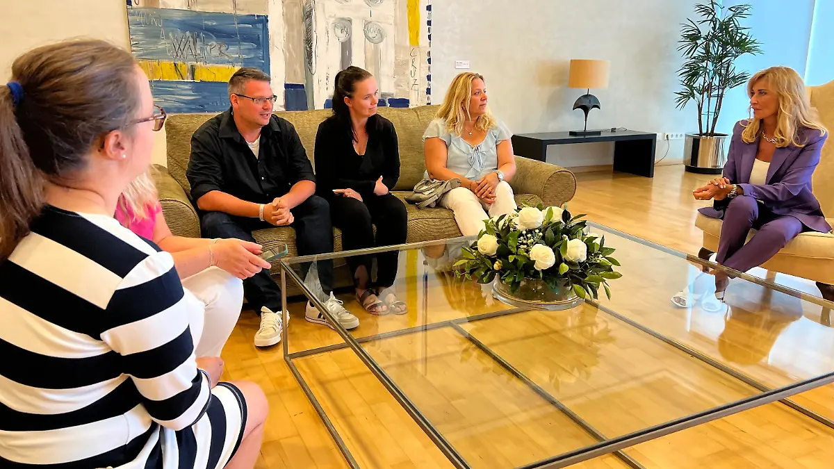 Die Gewinner der Reise und Dagmar Wöhrl beim Plausch im VIP-Terminal des Flughafens von Palma de Mallorca. Diesen ganz speziellen Saal nutzt sonst immer der spanische König Felipe mit seiner Frau Letizia. Exklusiver geht es nicht.
