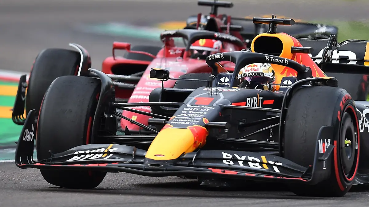 Formula One F1 - Emilia Romagna Grand Prix - Autodromo Enzo e Dino Ferrari, Imola, Italy - April 23, 2022 Red Bull's Max Verstappen and Ferrari's Charles Leclerc in action during the sprint race REUTERS/Massimo Pinca