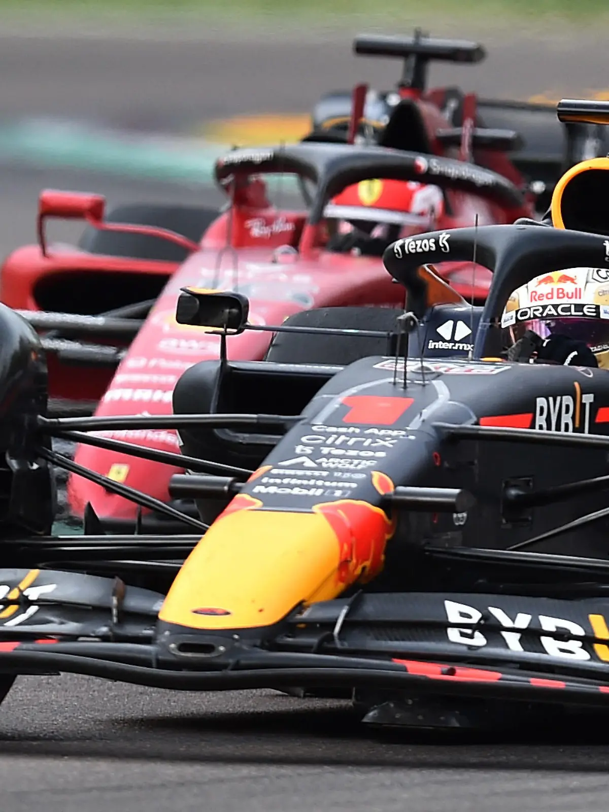 Formula One F1 - Emilia Romagna Grand Prix - Autodromo Enzo e Dino Ferrari, Imola, Italy - April 23, 2022 Red Bull's Max Verstappen and Ferrari's Charles Leclerc in action during the sprint race REUTERS/Massimo Pinca