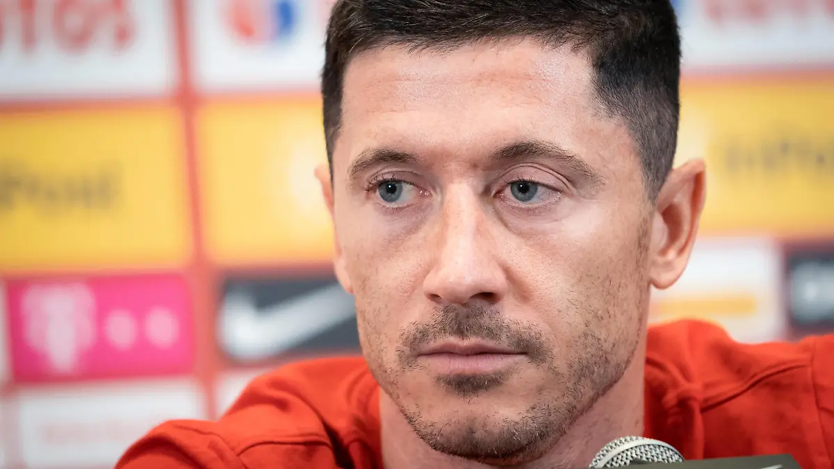  Robert Lewandowski At The Polish national team, Nationalteam press conference, PK, Pressekonferenz Robert Lewandowski during the press conference of the Polish national football team, at DoubleTree by Hilton in Warsaw, Poland on May 30, 2022 Warsaw Mazovia Poland PUBLICATIONxNOTxINxFRA Copyright: xMateuszxWlodarczykx originalFilename:wlodarczyk-robertle220530_np8Zz.jpg