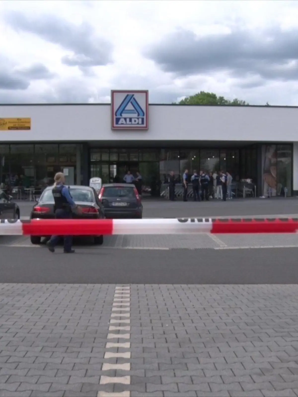 Nach Schüssen bei Aldi in Schwalmstadt-Treysa (Hessen) sperrt die Polizei den Tatort ab.