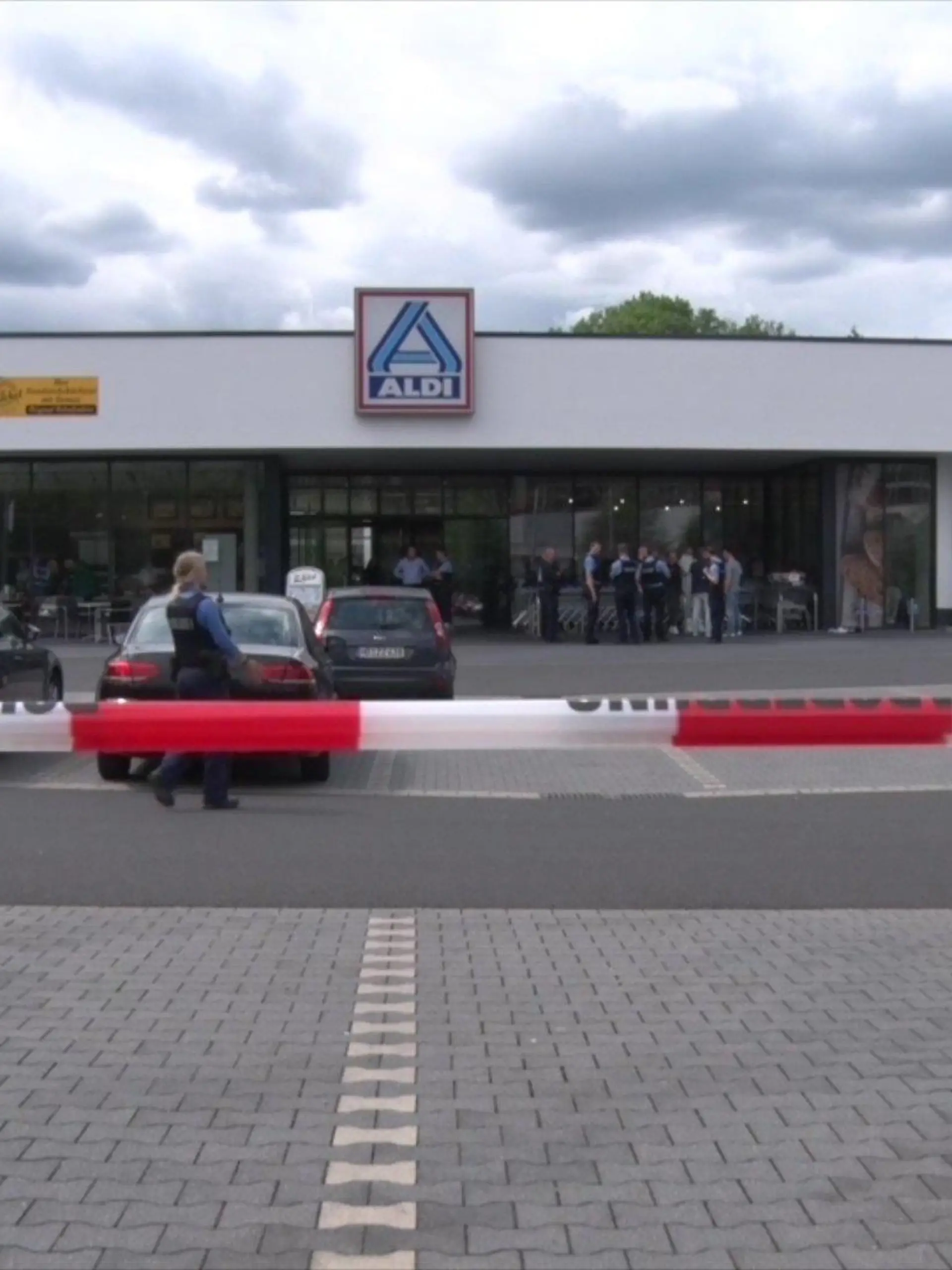 Nach Schüssen bei Aldi in Schwalmstadt-Treysa (Hessen) sperrt die Polizei den Tatort ab.