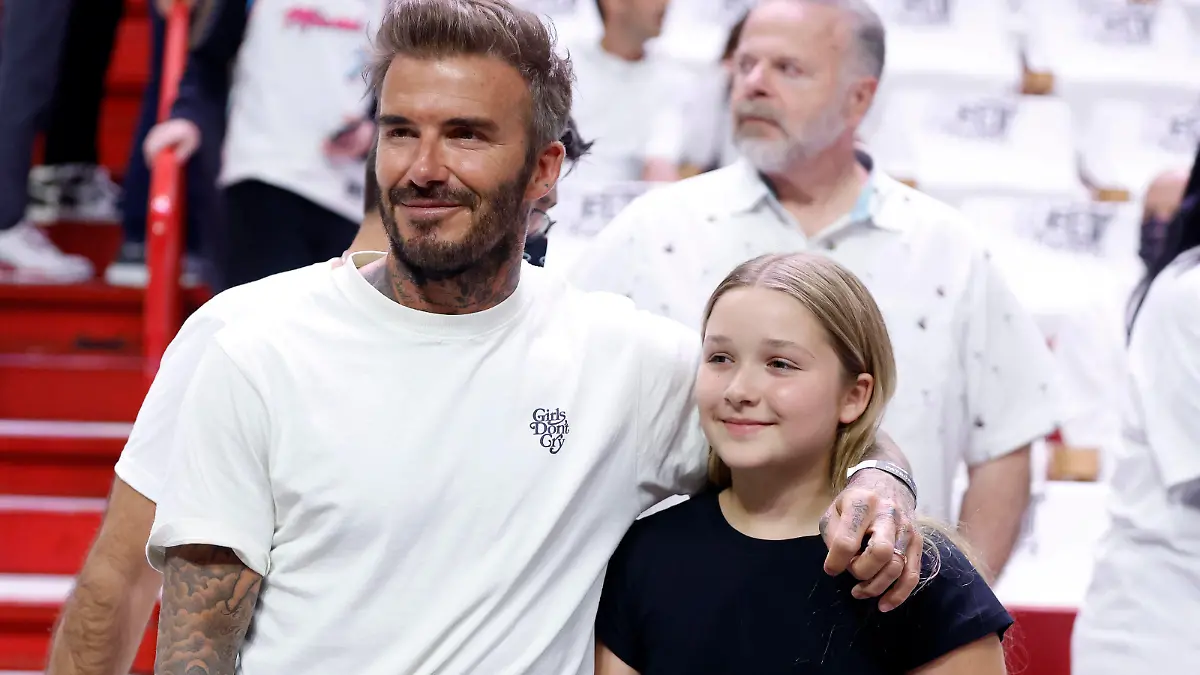 David Beckham stands with his daughter Harper Seven Beckham during the NBA, Basketball Herren, USA basketball playoff game two, between the Miami Heat and the Atlanta Hawks, at FTX Arena in Miami, Florida, US, 19 April 2022. Atlanta Hawks at Miami Heat ACHTUNG: NUR REDAKTIONELLE NUTZUNG PUBLICATIONxINxGERxSUIxAUTxONLY Copyright: xRHONAxWISEx AME2428 20220420-82d7d0ff8bff1fcc0ff97dcfa75654a4f3a505a9