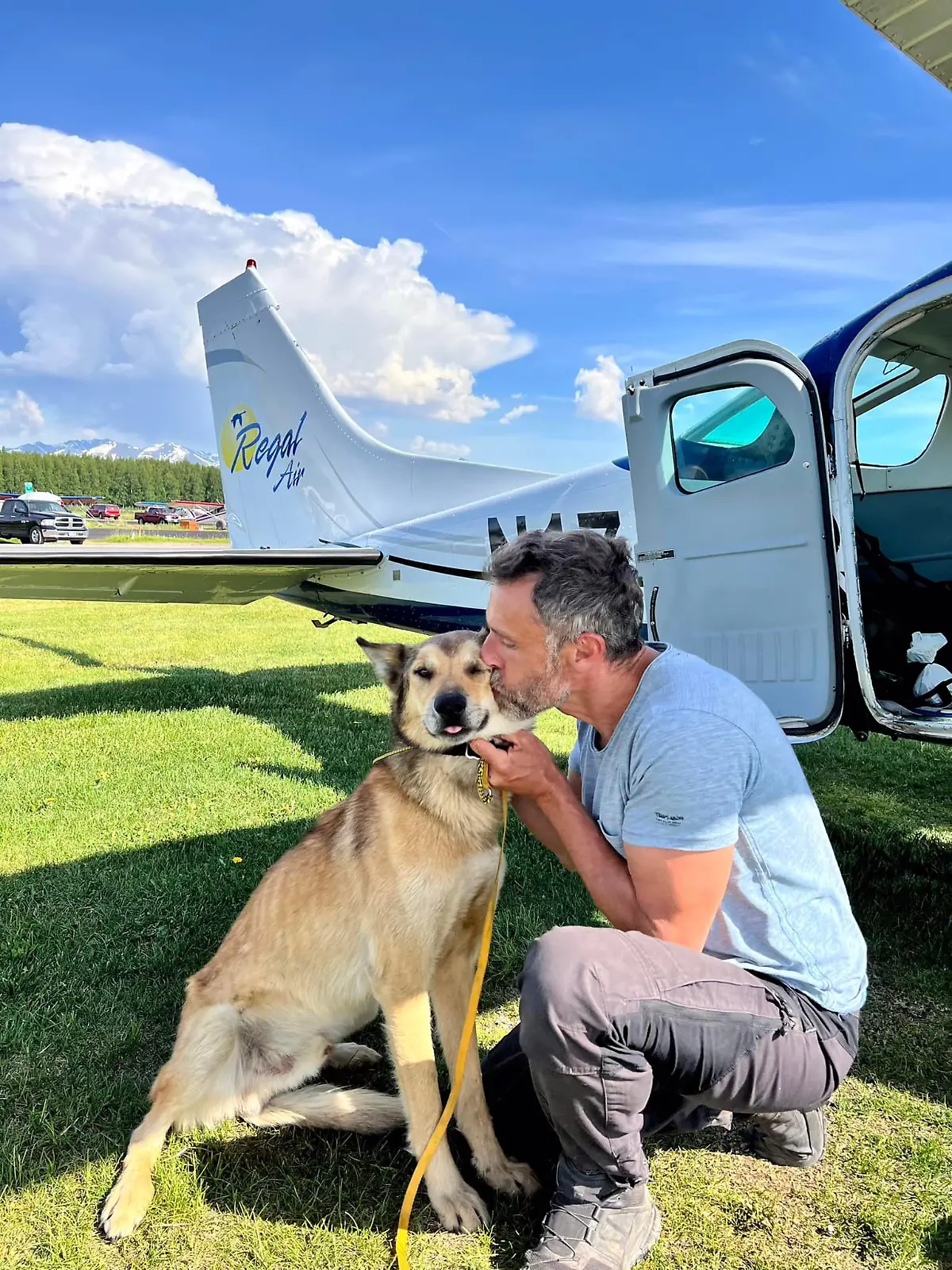 Schlittenführer Sebastien Dos Santos Borges und sein Schlittenhund Leon sind nach drei Monaten endlich wieder vereint.