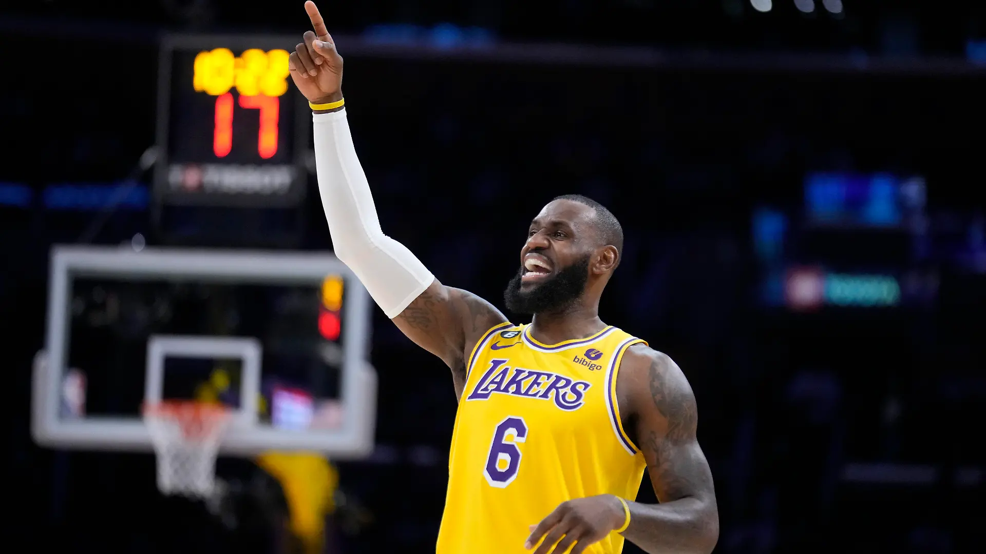 ARCHIV - 11.04.2023, USA, Los Angeles: Basketball: NBA, Hauptrunde, Los Angeles Lakers - Minnesota Timberwolves. LeBron James von den Los Angeles Lakers gestikuliert. James spielt auch nächste Saison bei den Lakers. (zu dpa: «NBA-Superstar LeBron James macht weiter») Foto: Marcio Jose Sanchez/AP/dpa +++ dpa-Bildfunk +++