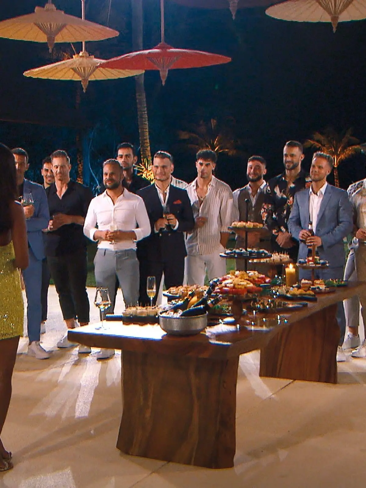 V.l.: Jan, Steffen, Bachelorette Sharon, Max, Mo, Tim D., Patrick, Stas, Moritz, Dennis, Umut, Basti, Tom F., Maurice, Emanuell, Lukas, Alexandros und Max

Die Verwendung des sendungsbezogenen Materials ist nur mit dem Hinweis und Verlinkung auf RTL+ gestattet.