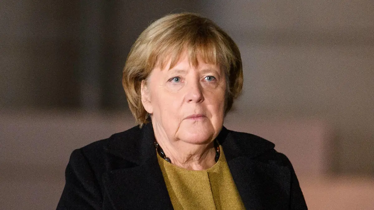  Berlin GER, Berlin, 24.11.21, Uebergabe des Weihnachtsbaumes in Anwesenheit von Angela Merkel Bundeskanzlerin - BKin - Dr Angela Merkel, Bildtermin, Uebergabe der Weihnachtsbaumes - 15m hohe Coloradotanne, auf dem Ehrenhof des Kanzleramtes, 24.11.2021, *** Berlin GER, Berlin, 24 11 21, Uebergabe des Weihnachtsbaumes in Anwesenheit von Angela Merkel Bundeskanzlerin BKin Dr Angela Merkel, Bildtermin, Uebergabe der Weihnachtsbaumes 15m hohe Coloradotanne, auf dem Ehrenhof des Kanzleramtes, 24 11 2021, Copyright: xEibner-Pressefotox EP_EER