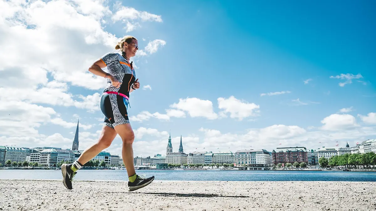 HAMBURG, GERMANY - JULY 10: Athletes perform in the run leg of the Age Group olympic distance during the Hamburg Wasser World Triathlon on July 10, 2022 in Hamburg, Germany. (Photo by Alexander Scheuber/Getty Images for Ironman)