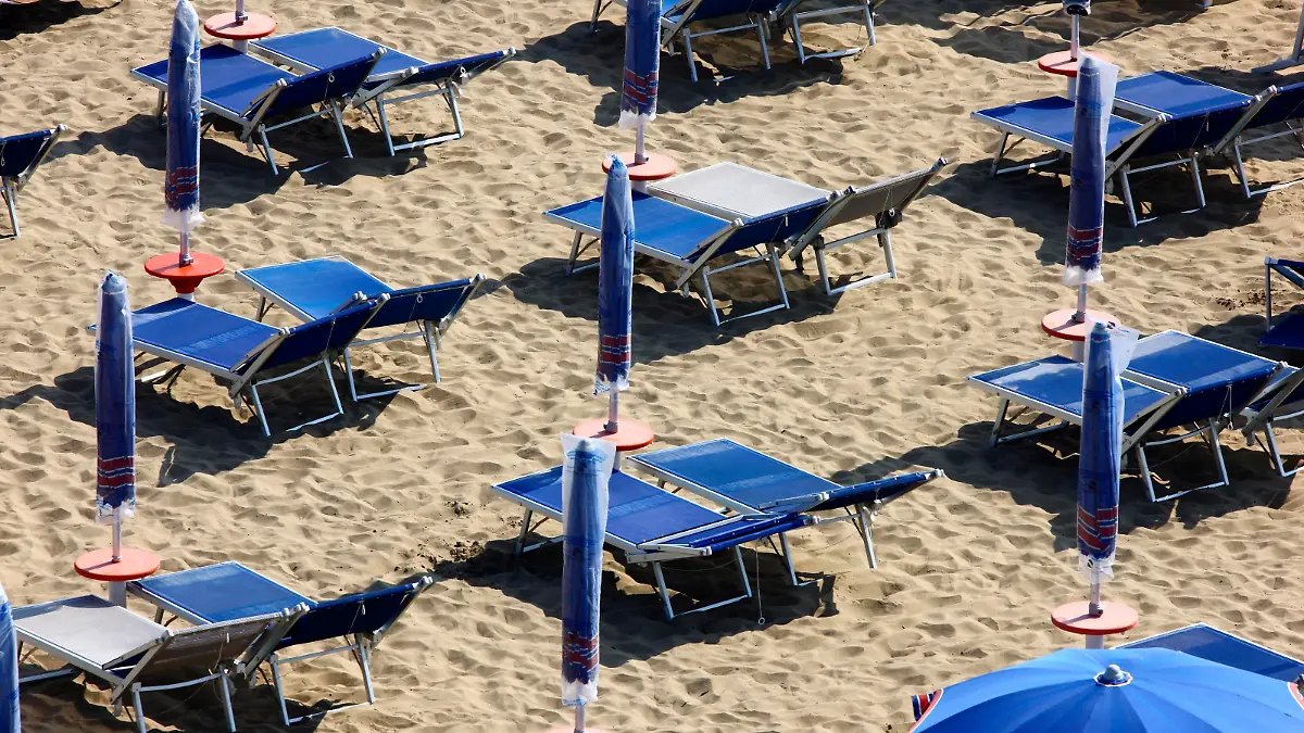 Sonnenschirme und freie Sonnenliegen, am Strand von Caorle, Adria, Italien, Europa