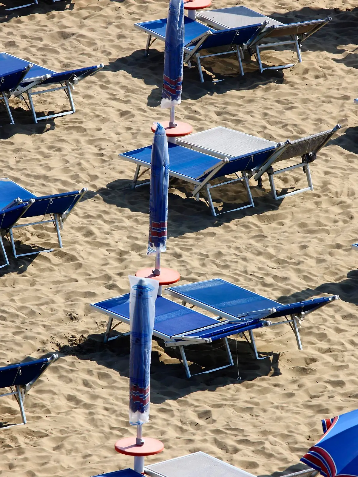 Sonnenschirme und freie Sonnenliegen, am Strand von Caorle, Adria, Italien, Europa