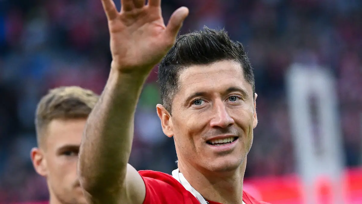 ARCHIV - 08.05.2022, Bayern, München: Fußball: Bundesliga, Bayern München - VfB Stuttgart, 33. Spieltag in der Allianz Arena. Robert Lewandowski von München jubelt nach dem Spiel über die Meisterschaft. (zu dpa «Hoeneß bekräftigt Bayern-Kurs bei Lewandowski - Wundern über Barça») Foto: Sven Hoppe/dpa +++ dpa-Bildfunk +++