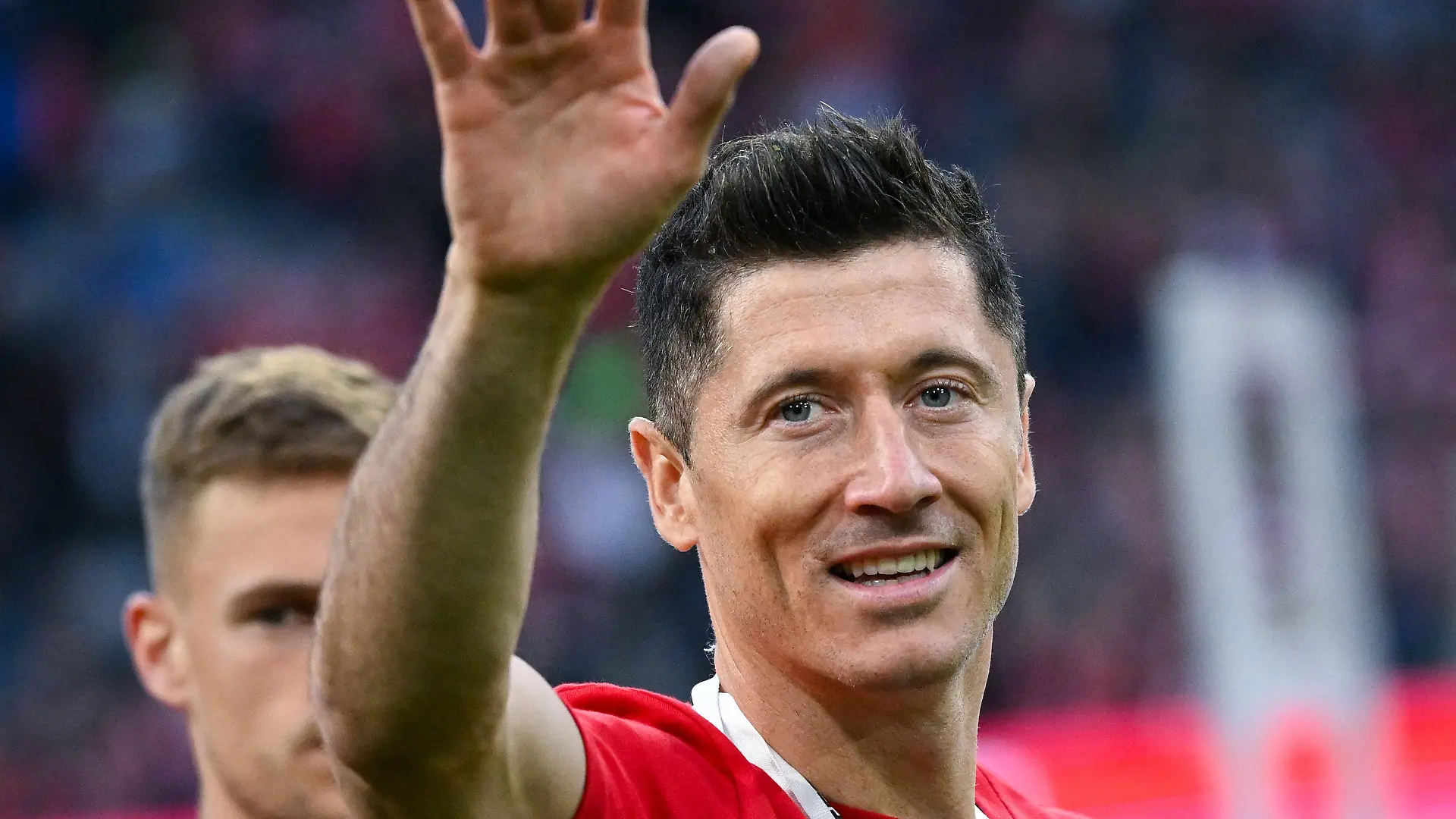 ARCHIV - 08.05.2022, Bayern, München: Fußball: Bundesliga, Bayern München - VfB Stuttgart, 33. Spieltag in der Allianz Arena. Robert Lewandowski von München jubelt nach dem Spiel über die Meisterschaft. (zu dpa «Hoeneß bekräftigt Bayern-Kurs bei Lewandowski - Wundern über Barça») Foto: Sven Hoppe/dpa +++ dpa-Bildfunk +++
