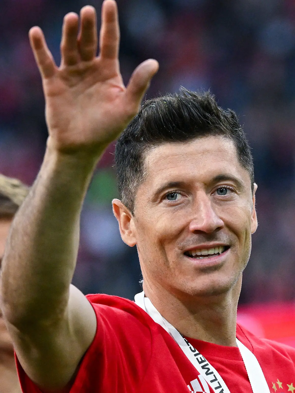ARCHIV - 08.05.2022, Bayern, München: Fußball: Bundesliga, Bayern München - VfB Stuttgart, 33. Spieltag in der Allianz Arena. Robert Lewandowski von München jubelt nach dem Spiel über die Meisterschaft. (zu dpa «Hoeneß bekräftigt Bayern-Kurs bei Lewandowski - Wundern über Barça») Foto: Sven Hoppe/dpa +++ dpa-Bildfunk +++