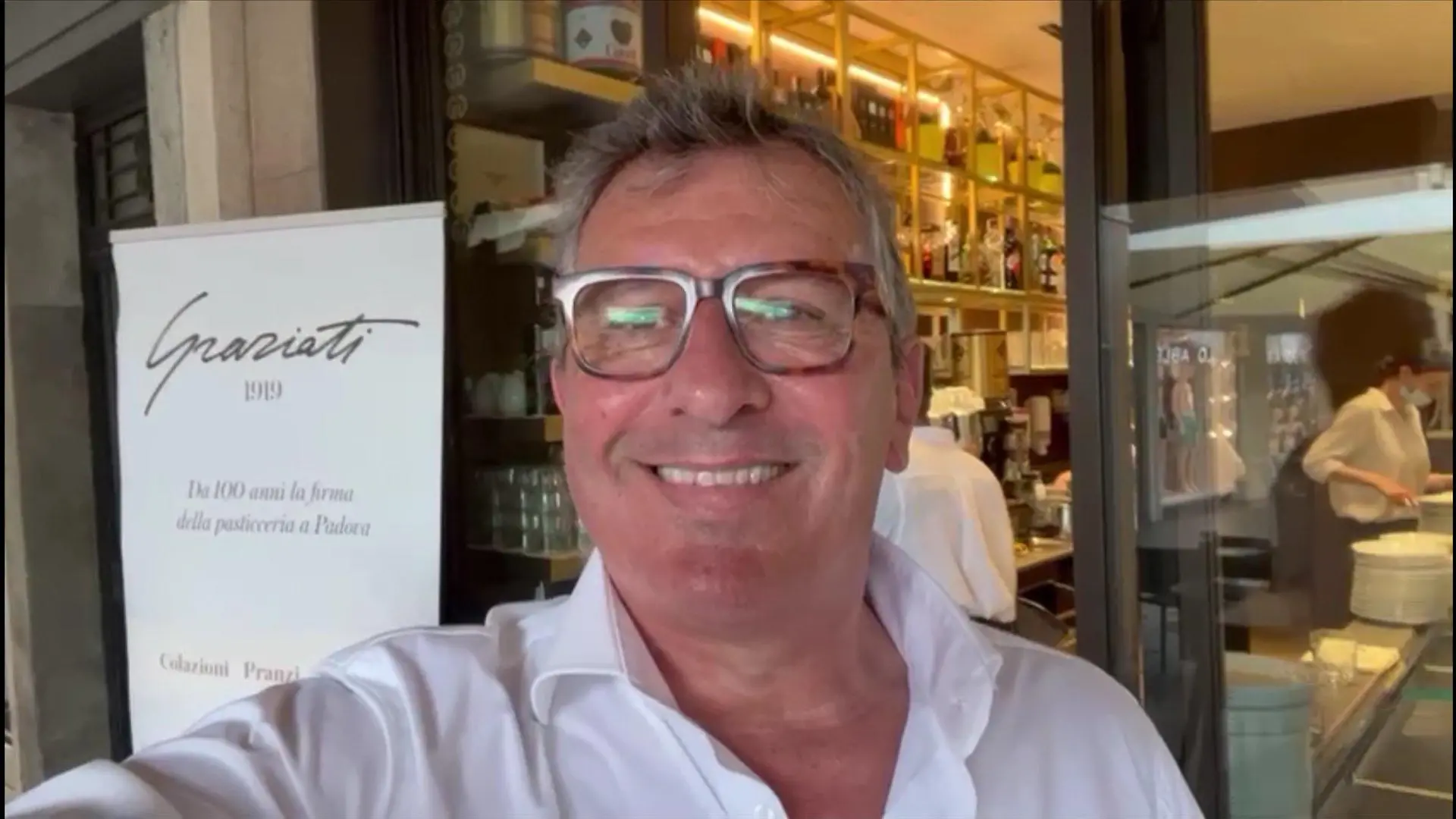 Italien: Fabrizio Graziati sucht deutschen Urlauber, der in seine Teestube urinierte.