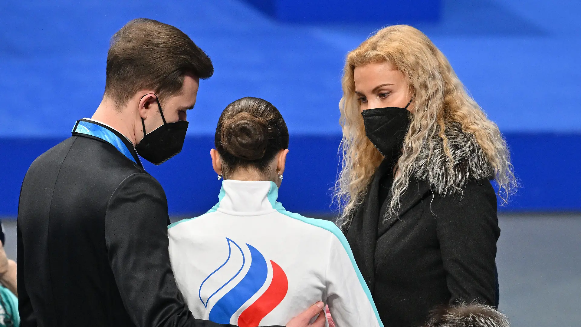 17.02.2022, China, Peking: Olympia, Eiskunstlauf, Einzel, Damen, Kür im Hauptstadt-Hallenstadion. Kamila Walijewa vom Russischen Olympischen Komitee wird von ihren Trainern Eteri Tutberidse und Daniil Gleichengauz getröstet. Foto: Peter Kneffel/dpa +++ dpa-Bildfunk +++