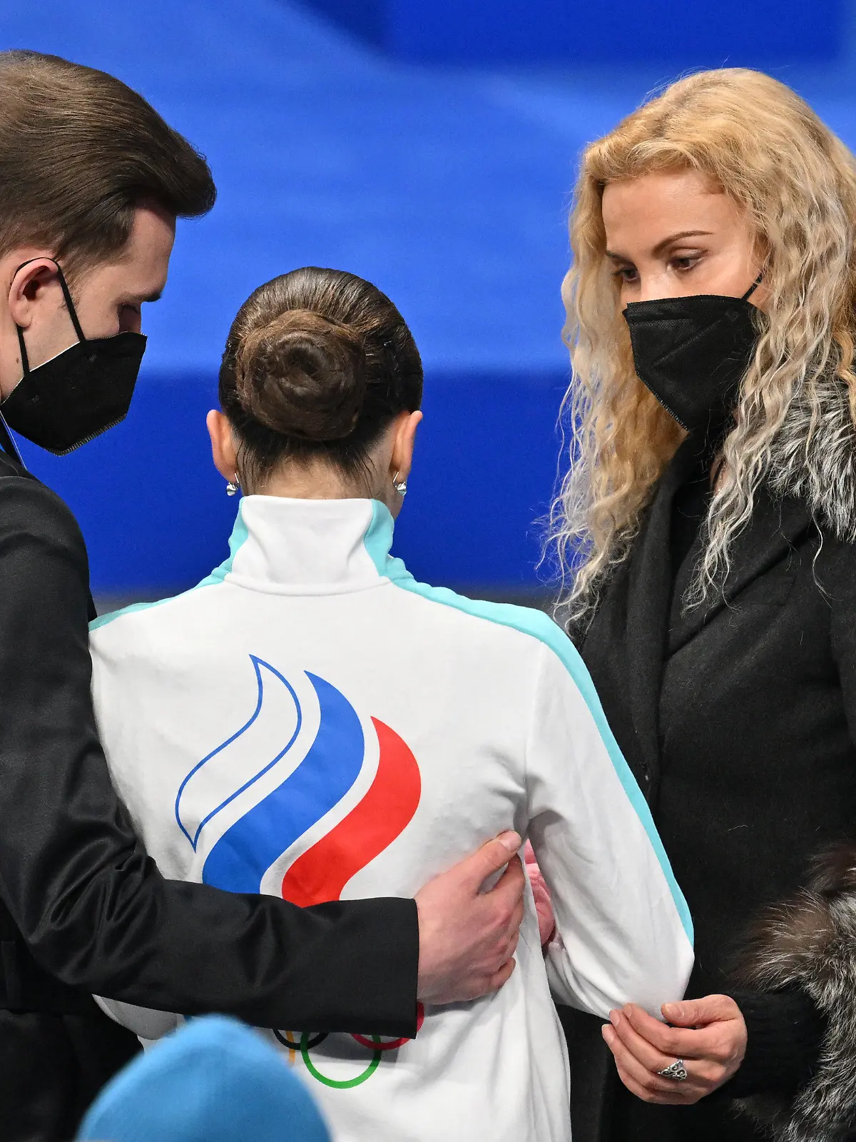 17.02.2022, China, Peking: Olympia, Eiskunstlauf, Einzel, Damen, Kür im Hauptstadt-Hallenstadion. Kamila Walijewa vom Russischen Olympischen Komitee wird von ihren Trainern Eteri Tutberidse und Daniil Gleichengauz getröstet. Foto: Peter Kneffel/dpa +++ dpa-Bildfunk +++
