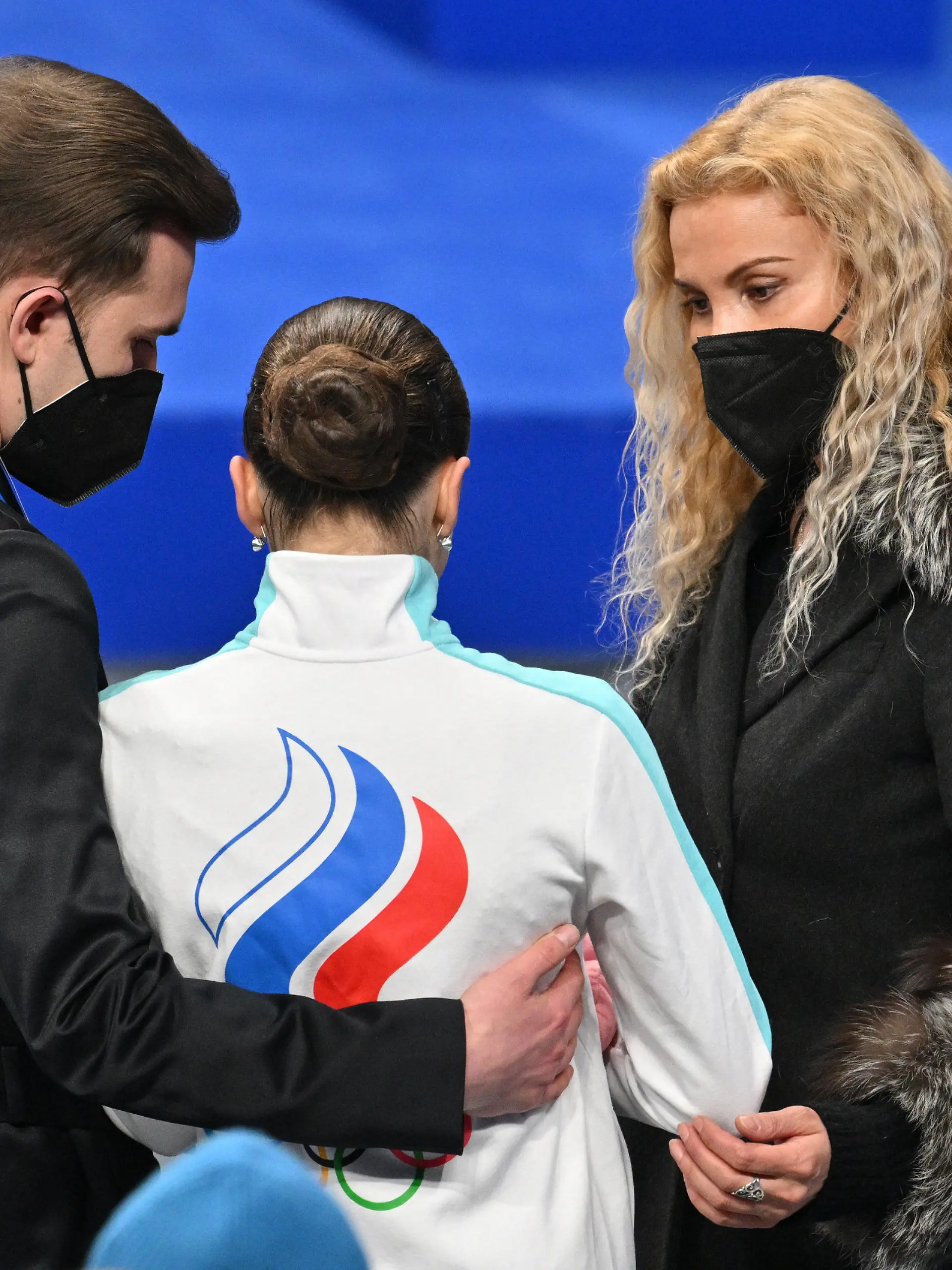 17.02.2022, China, Peking: Olympia, Eiskunstlauf, Einzel, Damen, Kür im Hauptstadt-Hallenstadion. Kamila Walijewa vom Russischen Olympischen Komitee wird von ihren Trainern Eteri Tutberidse und Daniil Gleichengauz getröstet. Foto: Peter Kneffel/dpa +++ dpa-Bildfunk +++