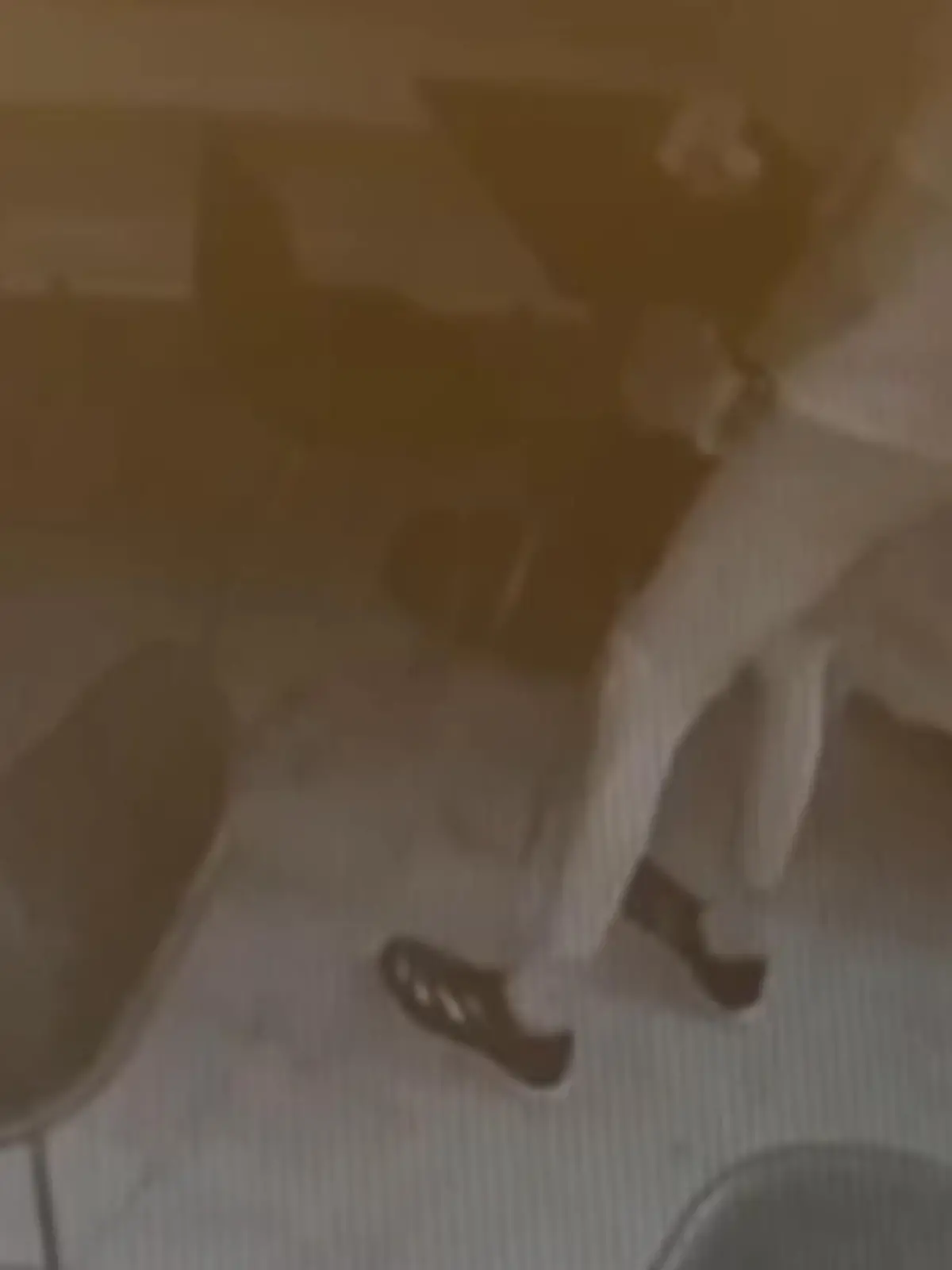 Was für ein widerliches Verhalten! Statt die Toilette aufzusuchen, entledigt sich dieser deutsche Tourist inmitten einer italienischen Konditorei!