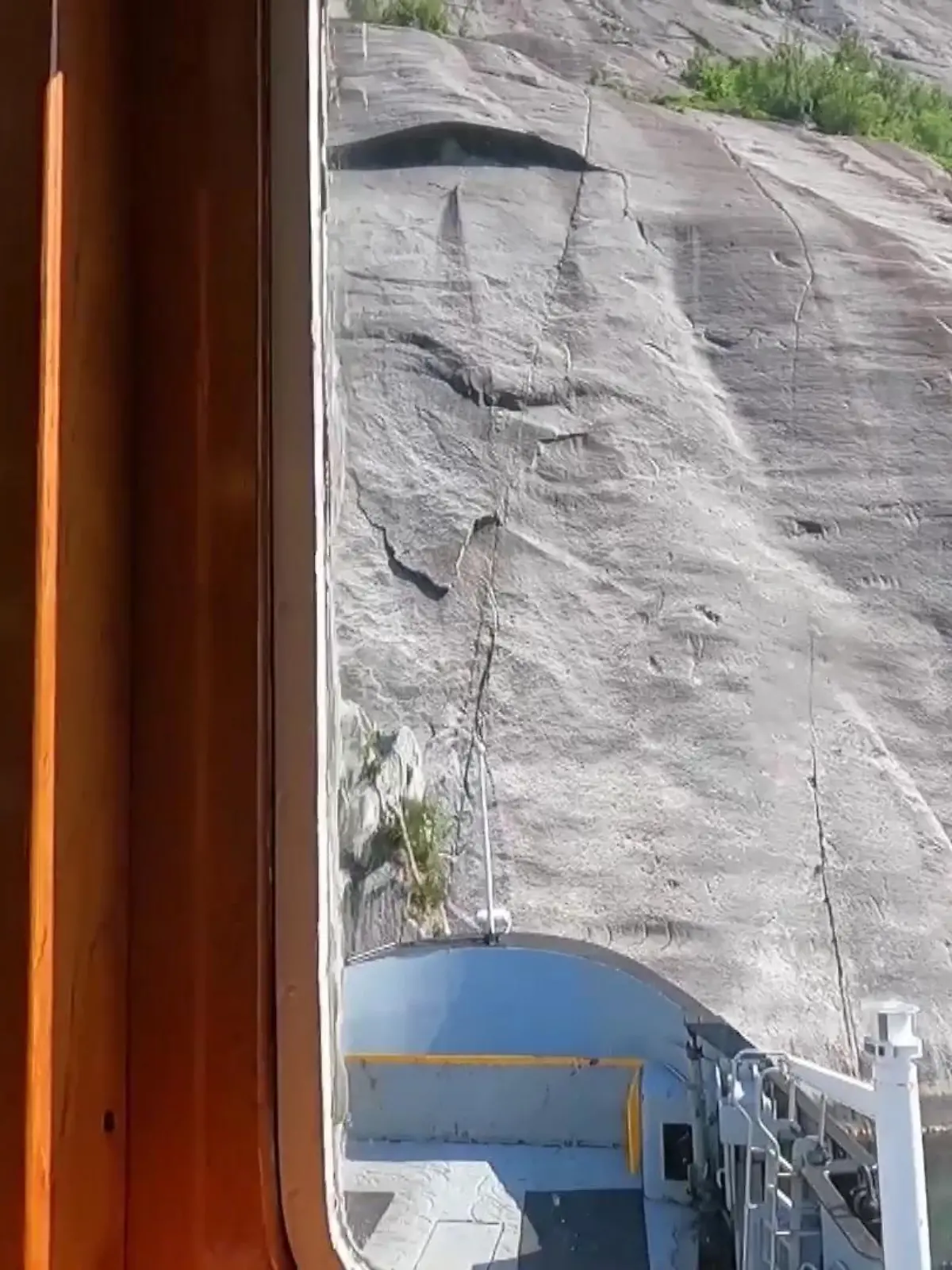 Die Fahrt mit einer Fähre in Norwegen haben sich diese Passagiere anders vorgestellt – denn plötzlich knallt das Schiff gegen eine Felswand. Der Kapitän war wegen Überarbeitung am Steuer eingeschlafen, weshalb das Schiff direkt in die Felsen raste.
