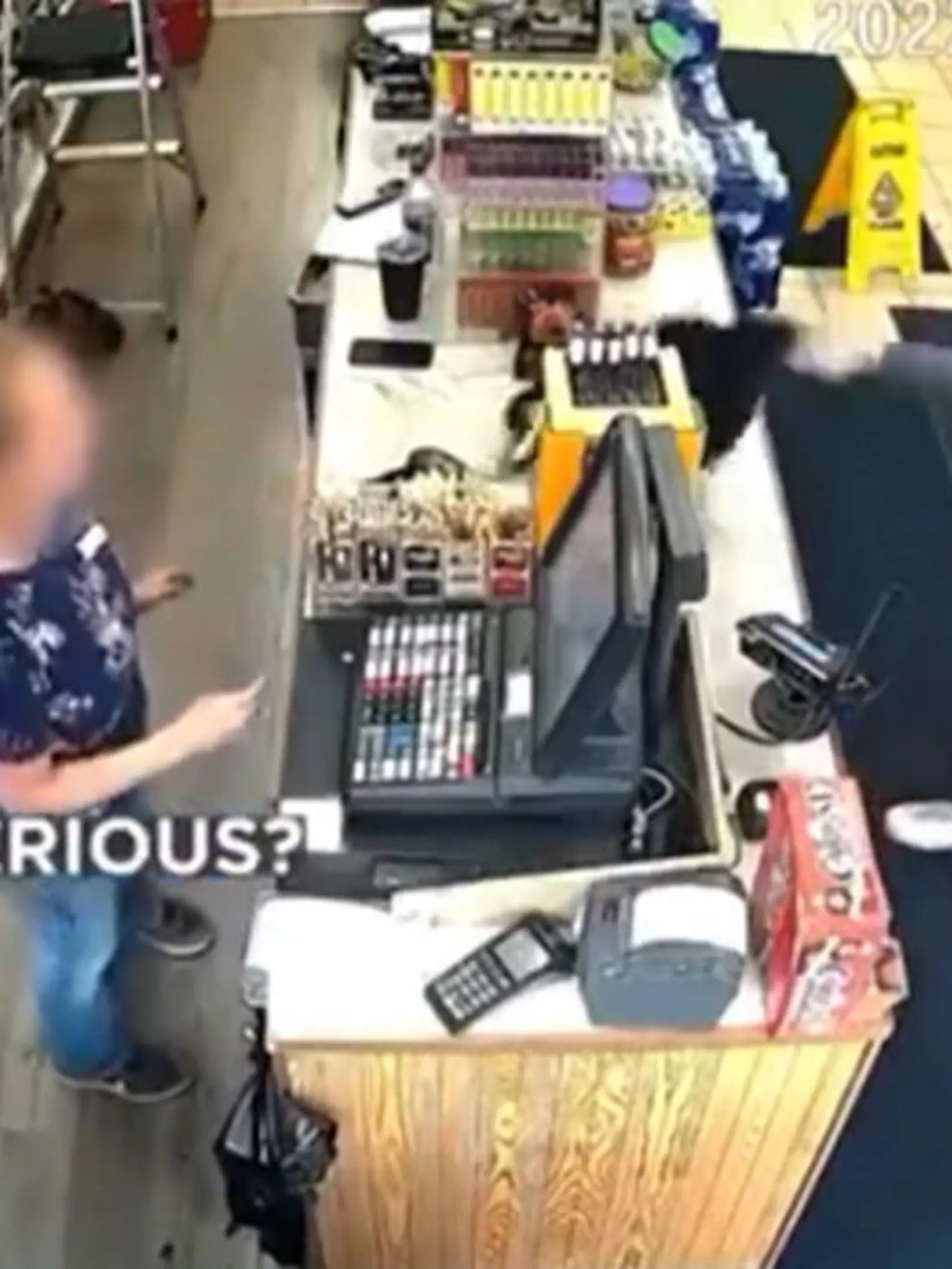 Da stutzt sogar die Kassiererin an einer Tankstelle in Michigan als sie sieht, dass der, der gerade mit einer Knarre vor ihr steht, um abzukassieren noch ein Kind ist. Der 12-Jährige hatte sich zunächst brav angestellt, dann wurde es aber ernst.