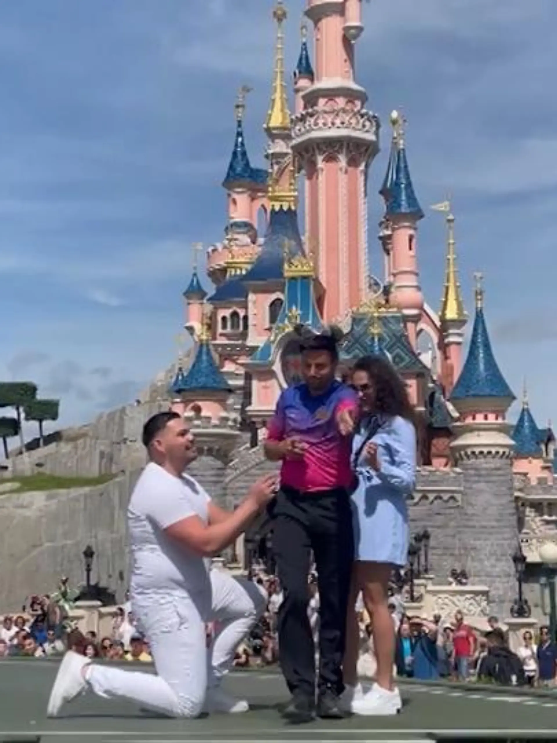 Disneyland Paris und ein Moment, der märchenhafter nicht sein könnte. Doch dann kommt plötzlich ein Mitarbeiter angerannt.