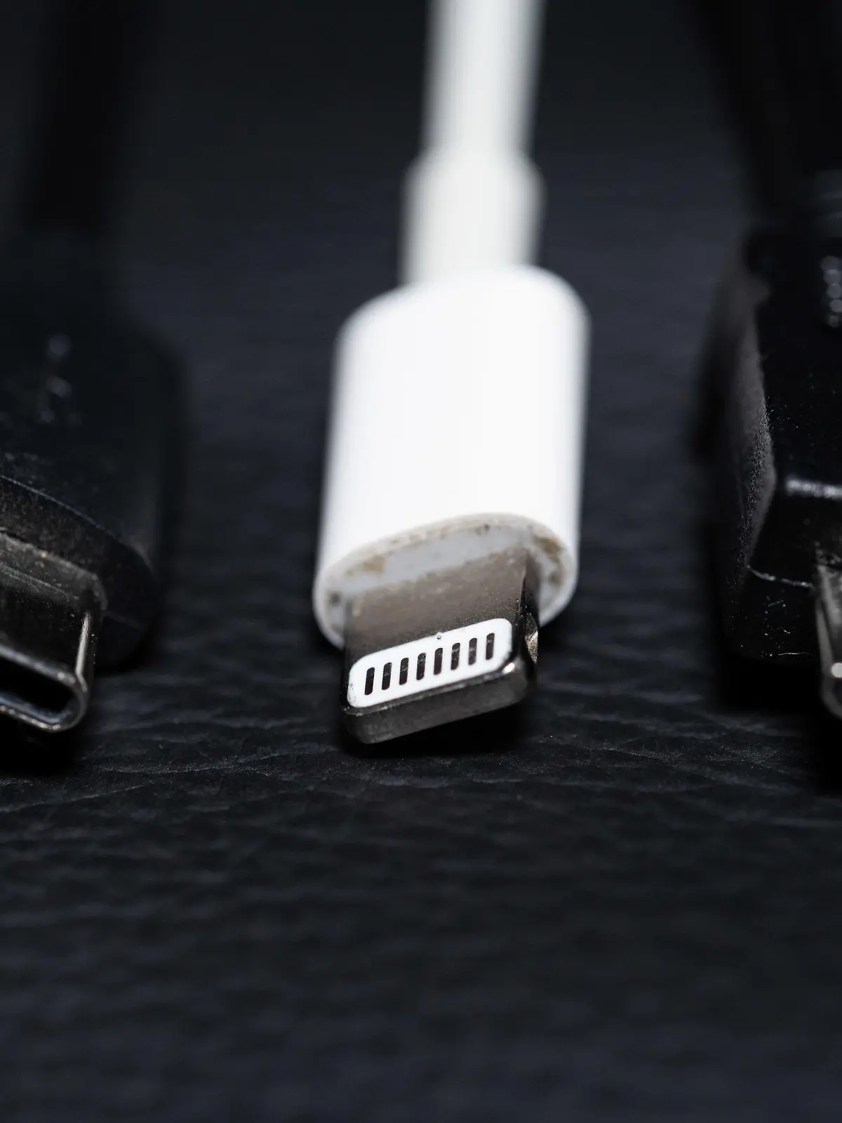 ARCHIV - 22.09.2021, Niedersachsen, Oldenburg: Ein USB-C (l-r), ein Apple Lightning und ein Micro-USB Kabel (l-r) liegen nebeneinander zu sehen. (zu dpa "Einigung auf einheitliche Ladekabel in der EU möglich") Foto: Mohssen Assanimoghaddam/dpa +++ dpa-Bildfunk +++