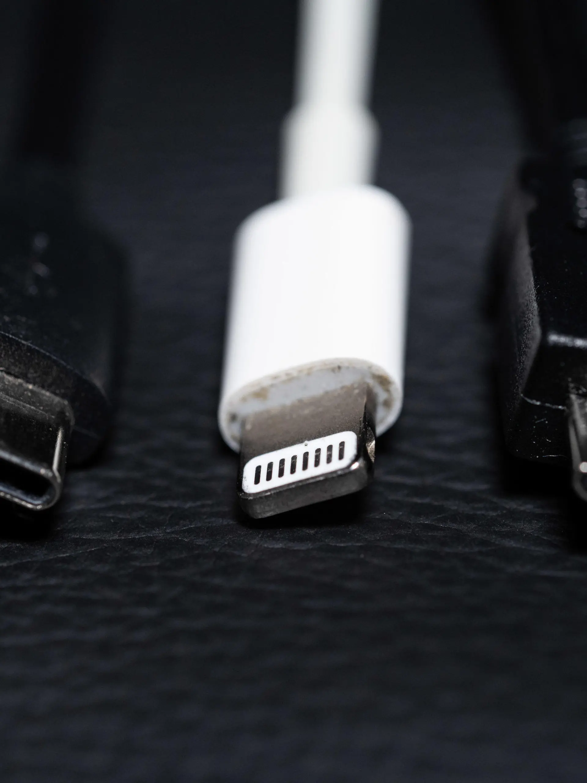 ARCHIV - 22.09.2021, Niedersachsen, Oldenburg: Ein USB-C (l-r), ein Apple Lightning und ein Micro-USB Kabel (l-r) liegen nebeneinander zu sehen. (zu dpa "Einigung auf einheitliche Ladekabel in der EU möglich") Foto: Mohssen Assanimoghaddam/dpa +++ dpa-Bildfunk +++