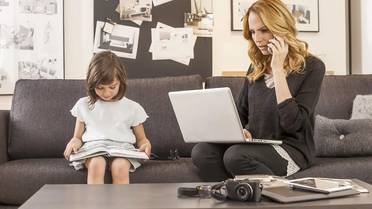Mutter und kleine Tochter sitzen auf Couch (model-released) Copyright: xMEVx ALLMVMEV127035
Mother and small Daughter sit on Couch Model released Copyright xMEVx ALLMVMEV127035