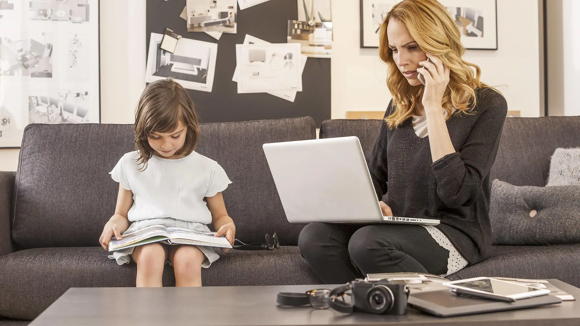 Mutter und kleine Tochter sitzen auf Couch (model-released) Copyright: xMEVx ALLMVMEV127035
Mother and small Daughter sit on Couch Model released Copyright xMEVx ALLMVMEV127035