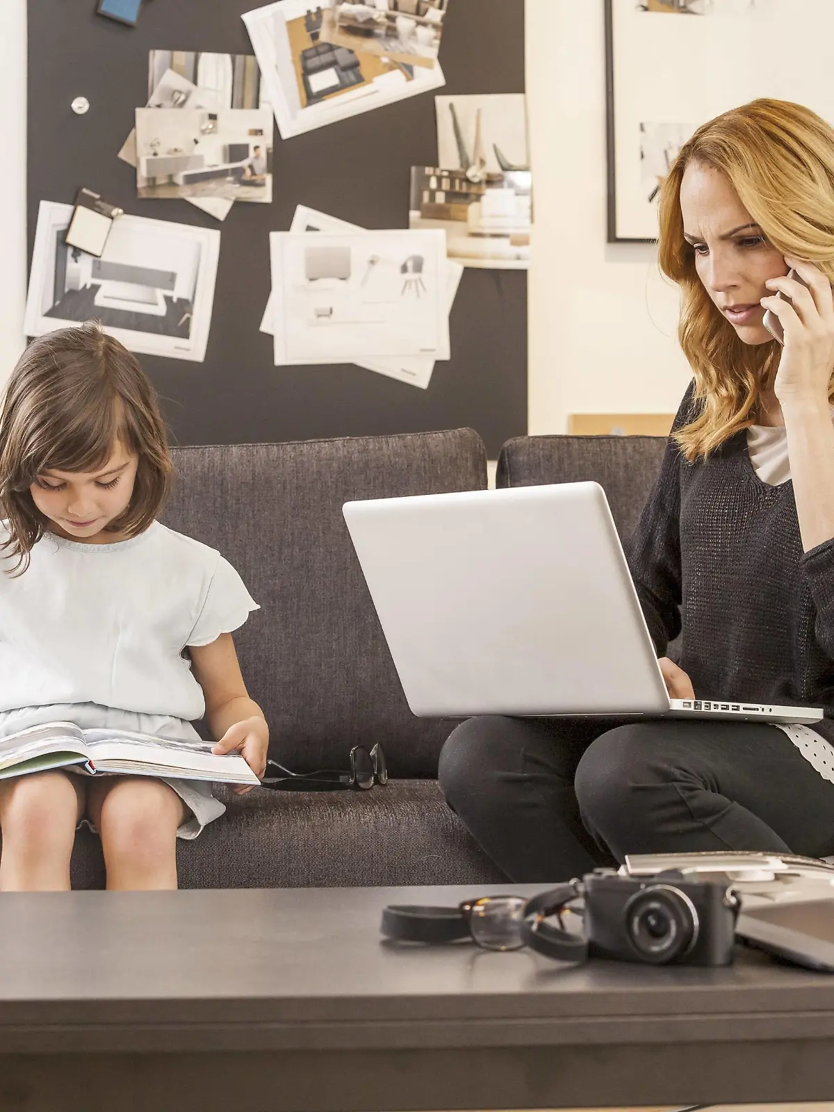 Mutter und kleine Tochter sitzen auf Couch (model-released) Copyright: xMEVx ALLMVMEV127035

Mother and small Daughter sit on Couch Model released Copyright xMEVx ALLMVMEV127035  