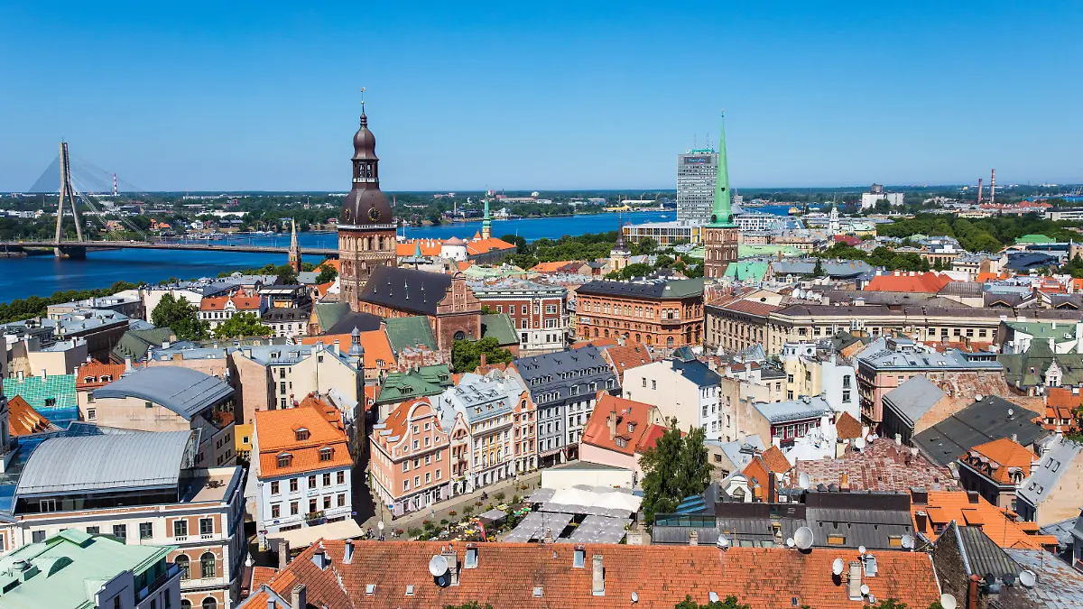 Aussicht von der Petrikirche auf die Stadt Riga. Links der Rigaer Dom.
