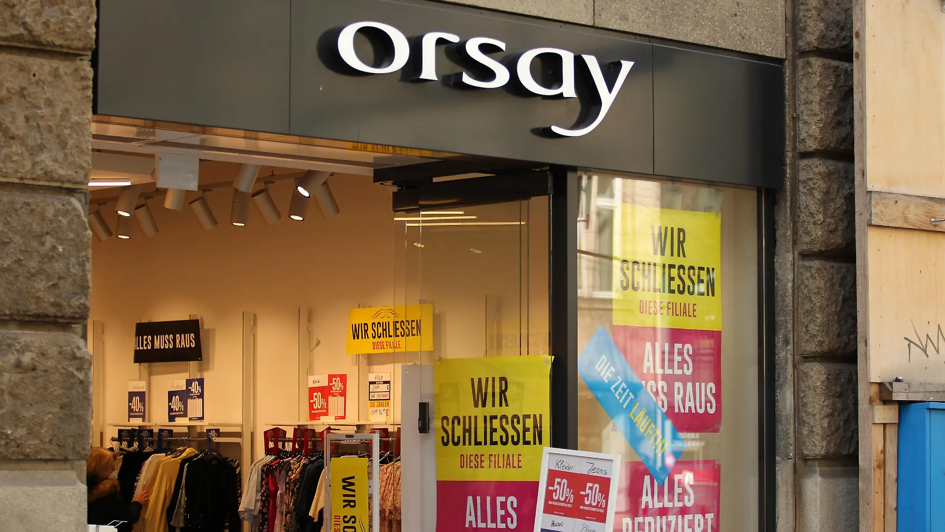 Die Filiale von Modehändler Orsay in der Mönckebergstraße in der Hamburger Innenstadt. In den Schaufenstern kleben Schilder, die darauf hinweisen, dass das Geschäft geschlossen wird. Die Die Orsay GmbH hat alle Mietverträge ihrer deutschen Standorte zum 1. Juli 2022 gekündigt. Altstadt Hamburg *** The branch of fashion retailer Orsay on Mönckebergstrasse in Hamburgs city center Signs are stuck in the store windows indicating that the store will be closed The Orsay GmbH has terminated all leases of its German locations as of July 1, 2022 Altstadt Hamburg