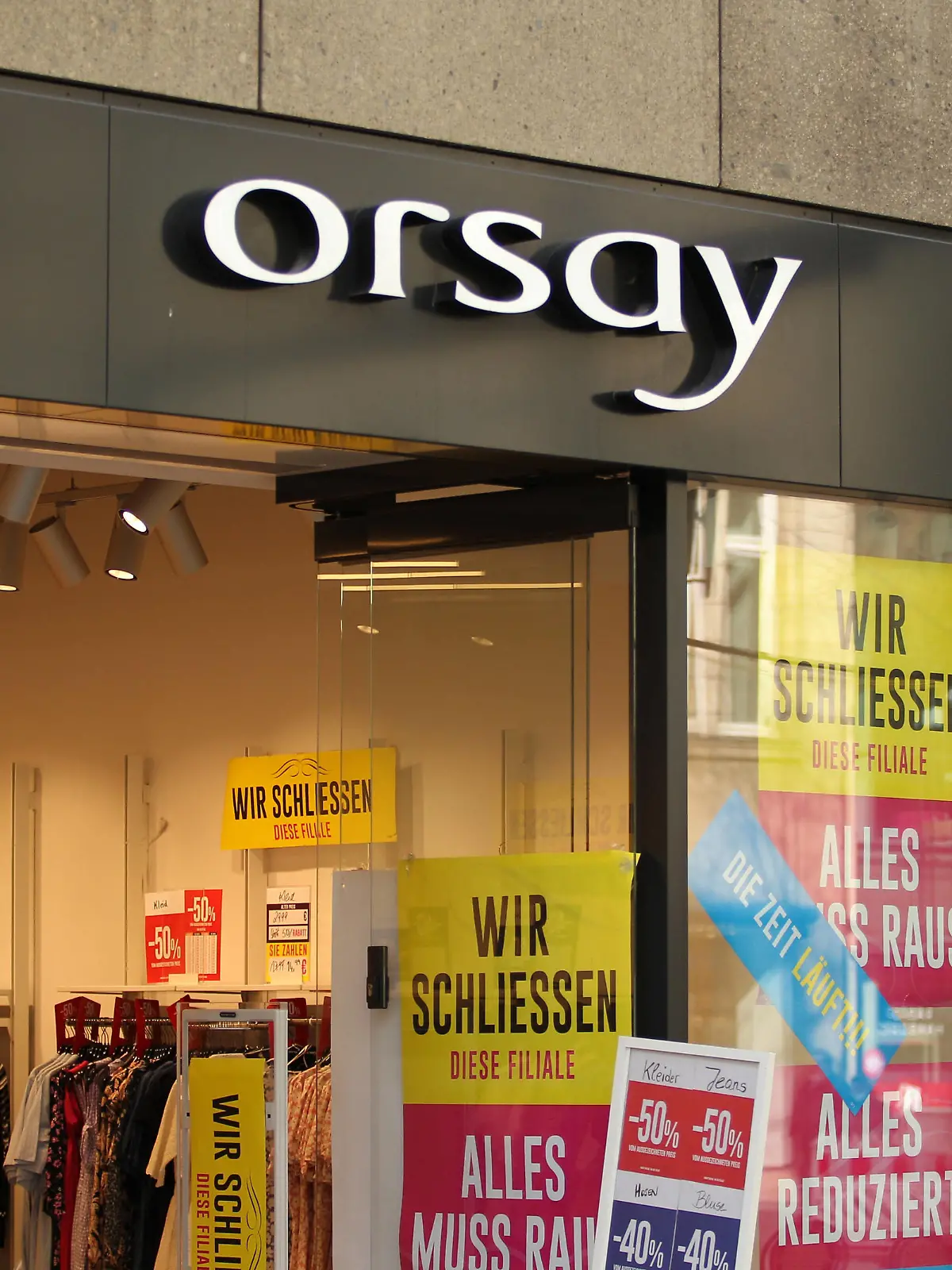 Die Filiale von Modehändler Orsay in der Mönckebergstraße in der Hamburger Innenstadt. In den Schaufenstern kleben Schilder, die darauf hinweisen, dass das Geschäft geschlossen wird. Die Die Orsay GmbH hat alle Mietverträge ihrer deutschen Standorte zum 1. Juli 2022 gekündigt. Altstadt Hamburg *** The branch of fashion retailer Orsay on Mönckebergstrasse in Hamburgs city center Signs are stuck in the store windows indicating that the store will be closed The Orsay GmbH has terminated all leases of its German locations as of July 1, 2022 Altstadt Hamburg 