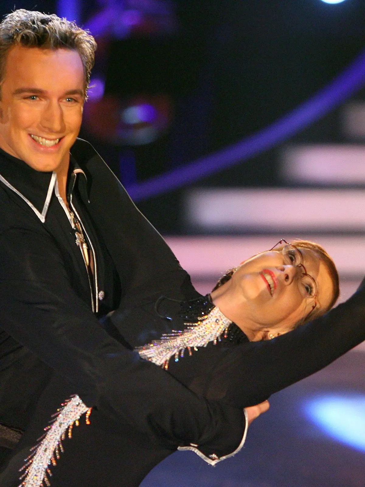 Die ehemalige Ministerpräsidentin Heide Simonis (r) nimmt am Samstag (08.04.2006) mit ihrem Tanzpartner Hendrik Höfken an der RTL-Tanzshow "Let's Dance" in Köln teil. Foto: Felix Heyder dpa/lnw +++(c) dpa - Bildfunk+++