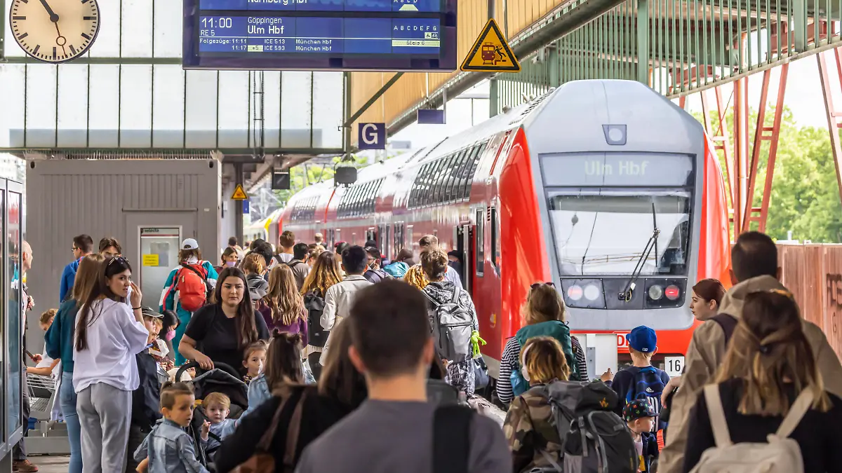Viel los in den Bahnhöfen. Wie hier am Hauptbahnhof Stuttgart beschert das 9-Euro-Ticket der Bahn ein starkes Aufkommen an Fahrgästen. Wie hier beim RE 5 Regionalexpress 5 nach Ulm. // 06.06.2022: Deutschland, Baden-Württemberg, Stuttgart. *** Busy stations Like here at Stuttgart Central Station, the 9 Euro ticket is bringing the railroads a large number of passengers Like here at RE 5 Regionalexpress 5 to Ulm 06 06 2022 Germany, Baden Württemberg, Stuttgart 